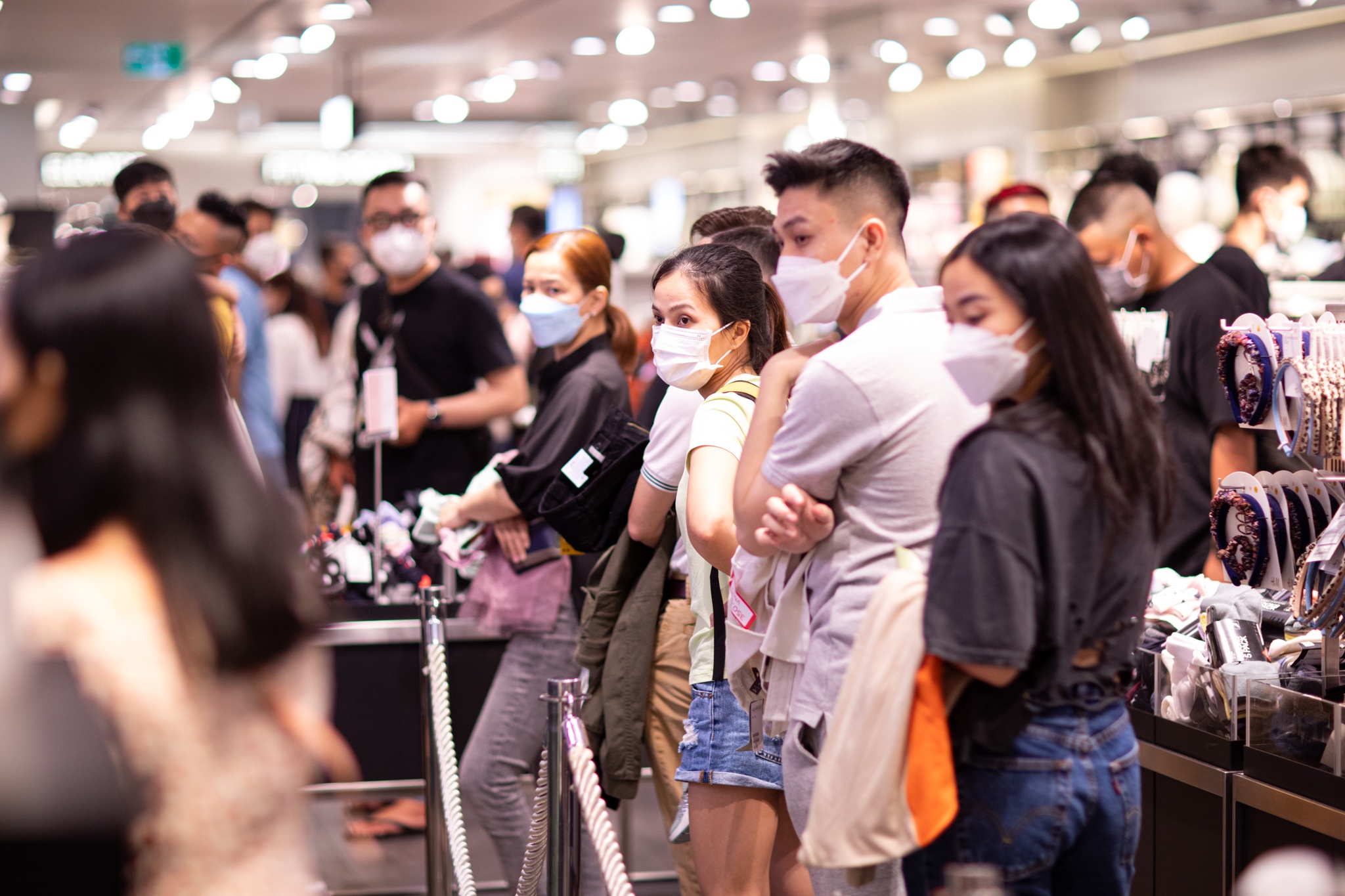 Xep hang mua do thoi trang o trung tam thuong mai TP.HCM hinh anh