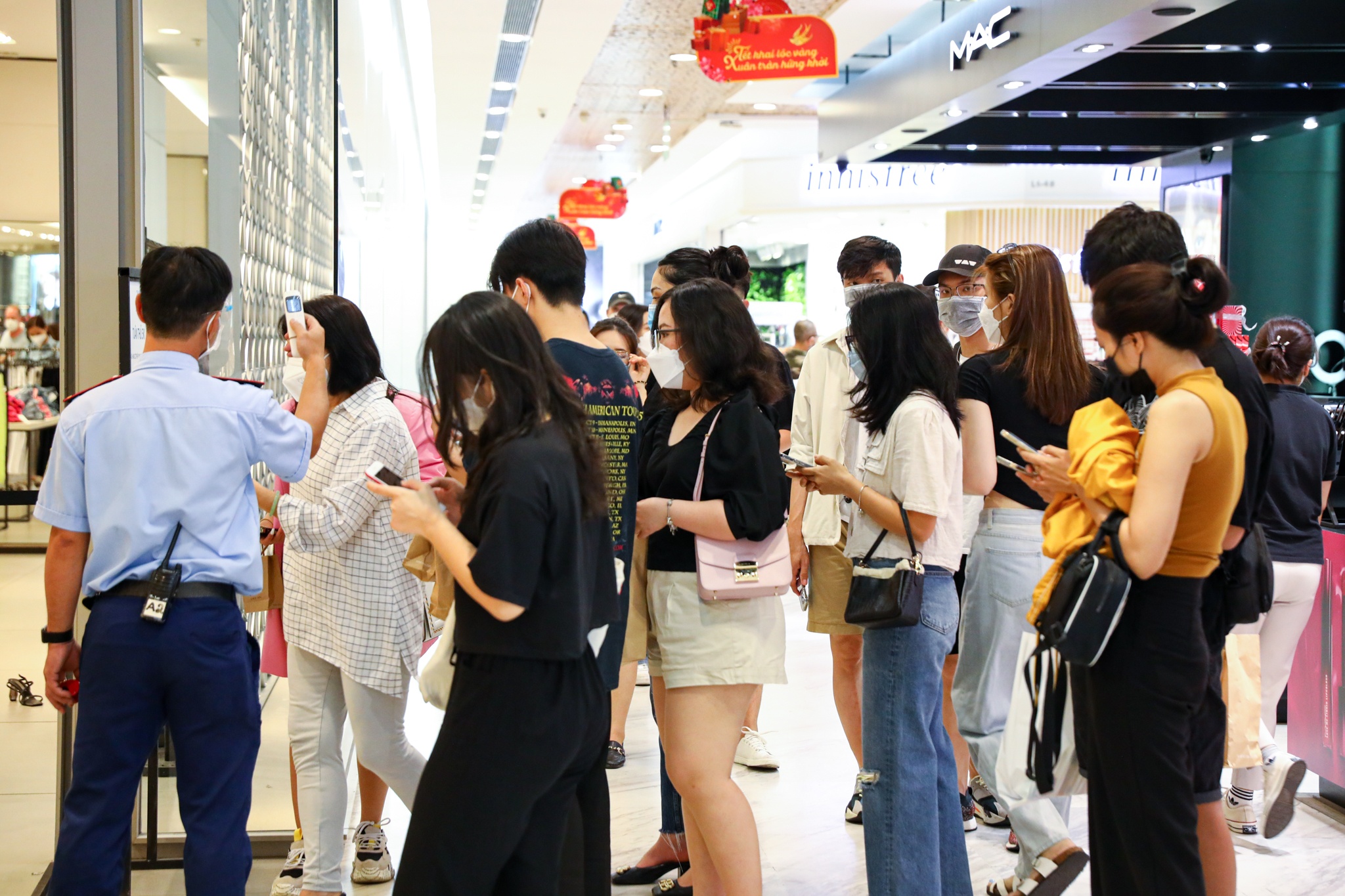 Trung tam thuong mai TP.HCM chat kin khach anh 5