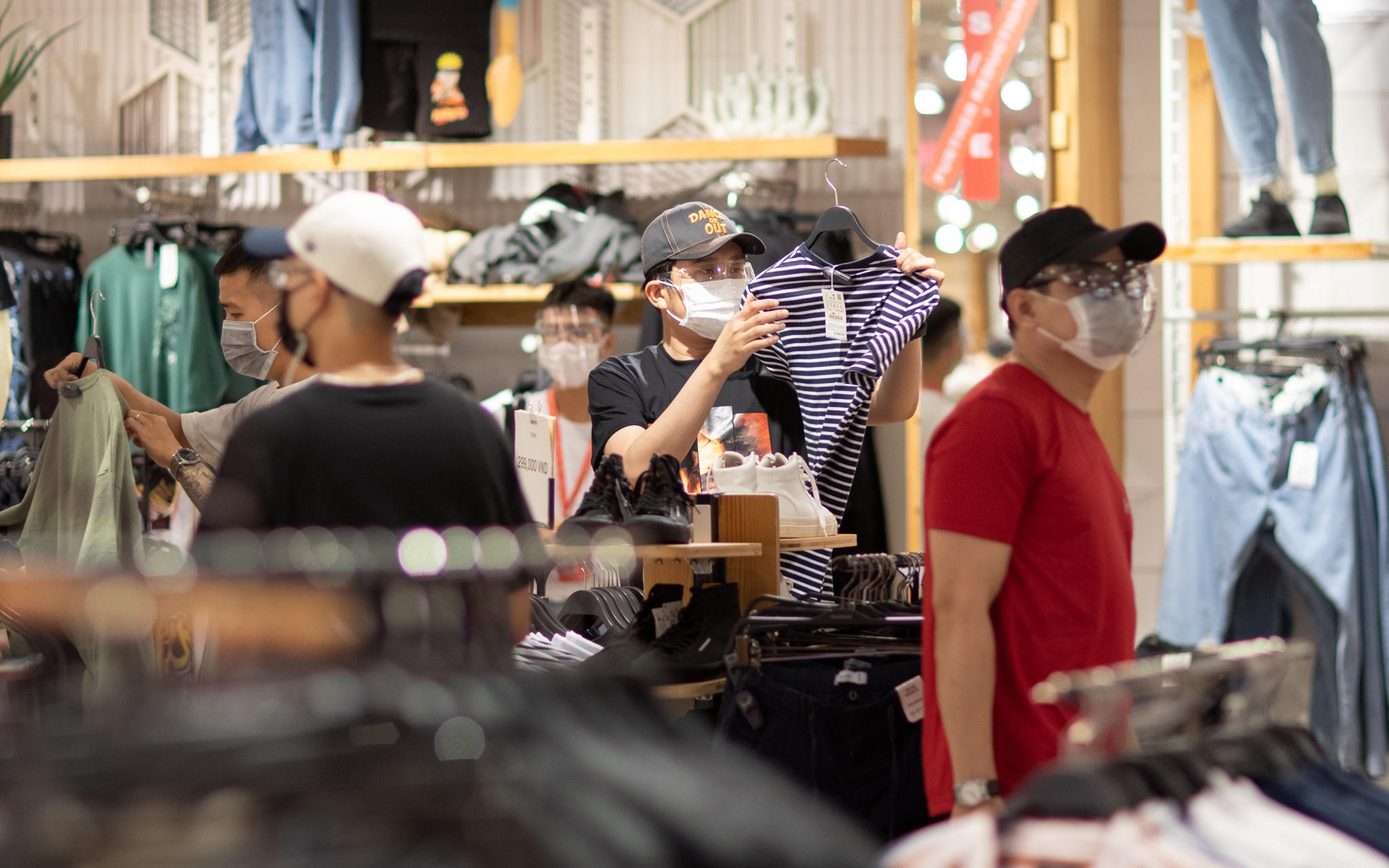 Trung tam thuong mai TP.HCM chat kin khach anh 7