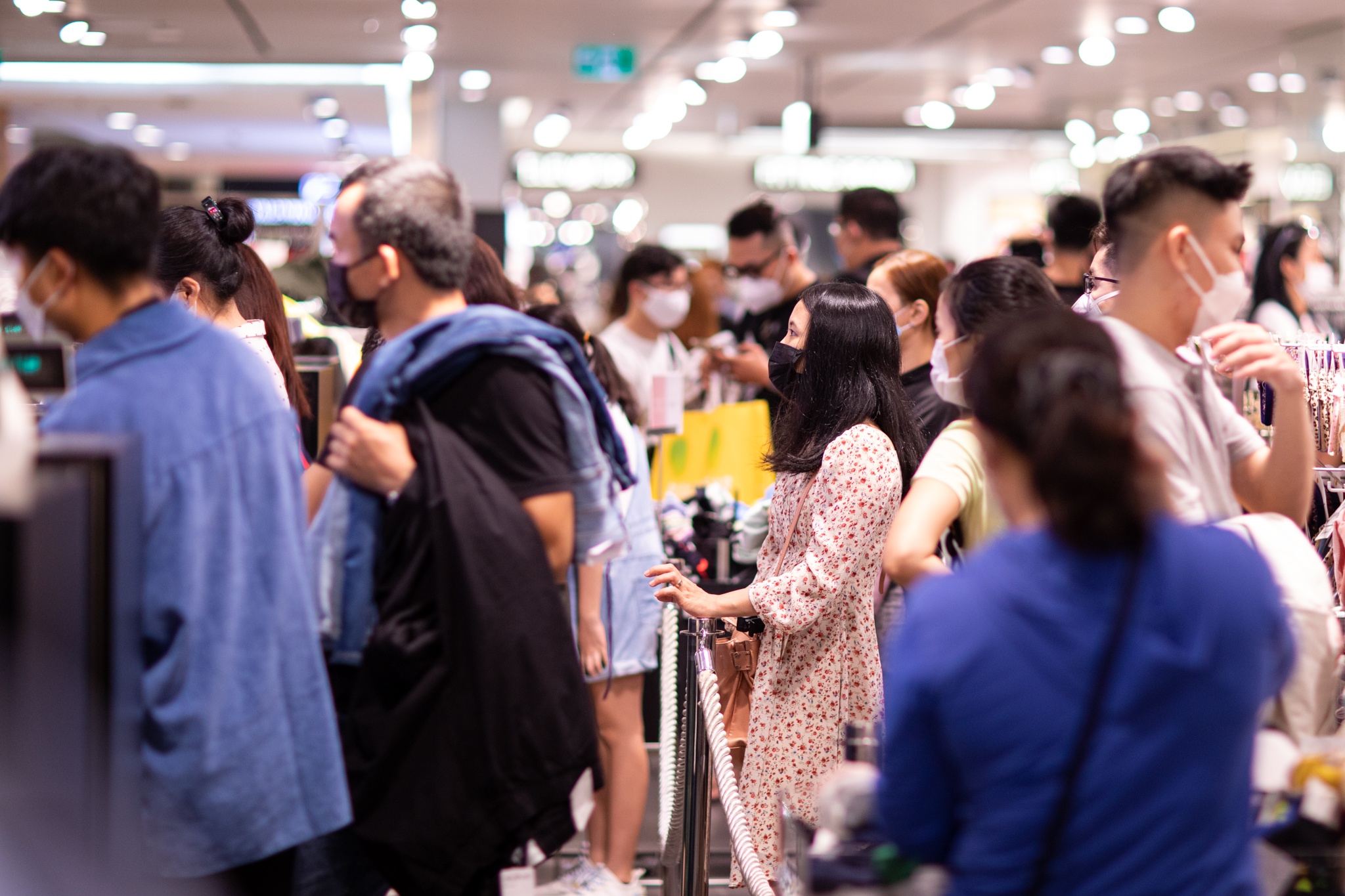 Trung tam thuong mai TP.HCM chat kin khach anh 8