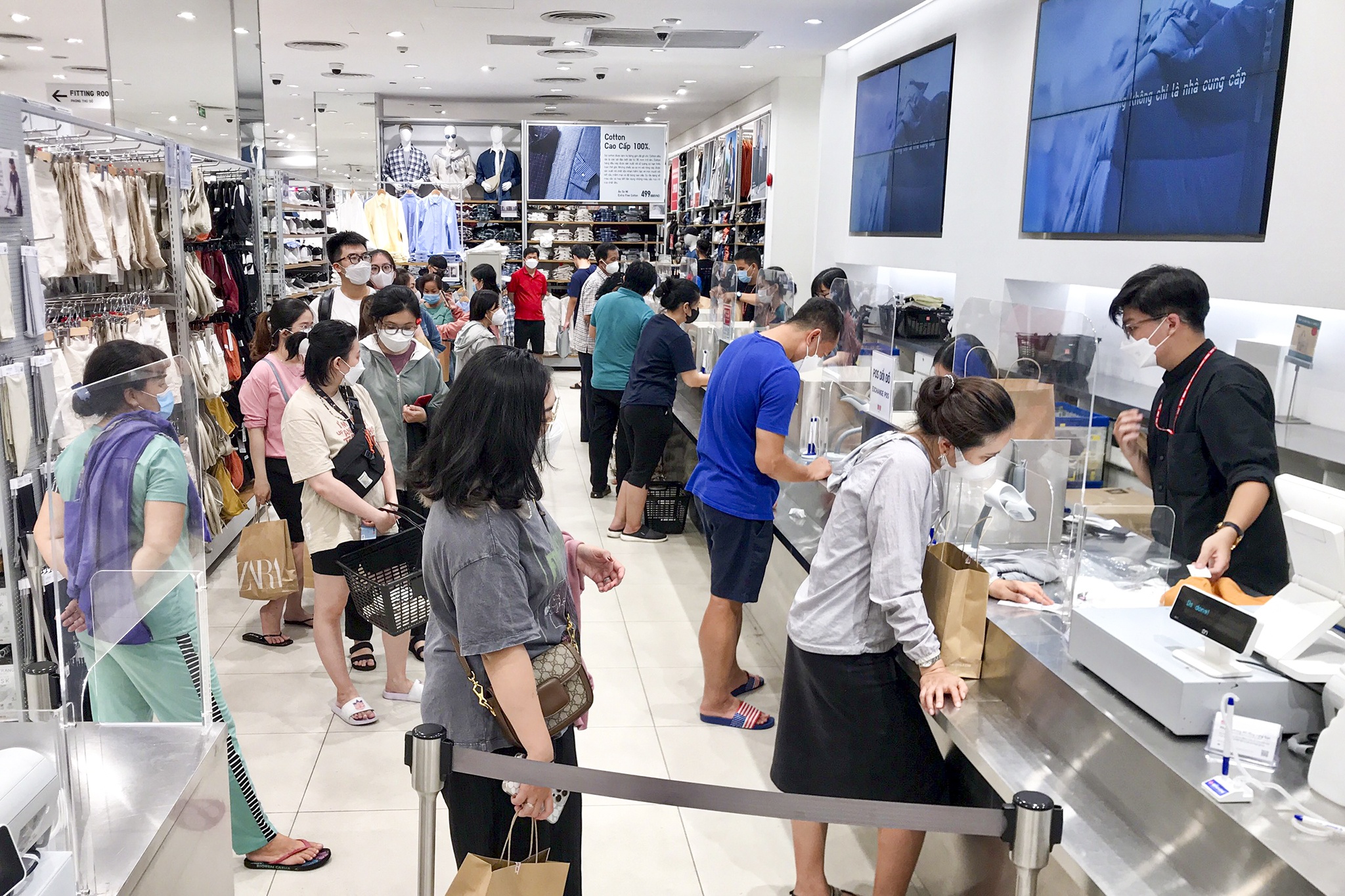 Trung tam thuong mai TP.HCM chat kin khach anh 10