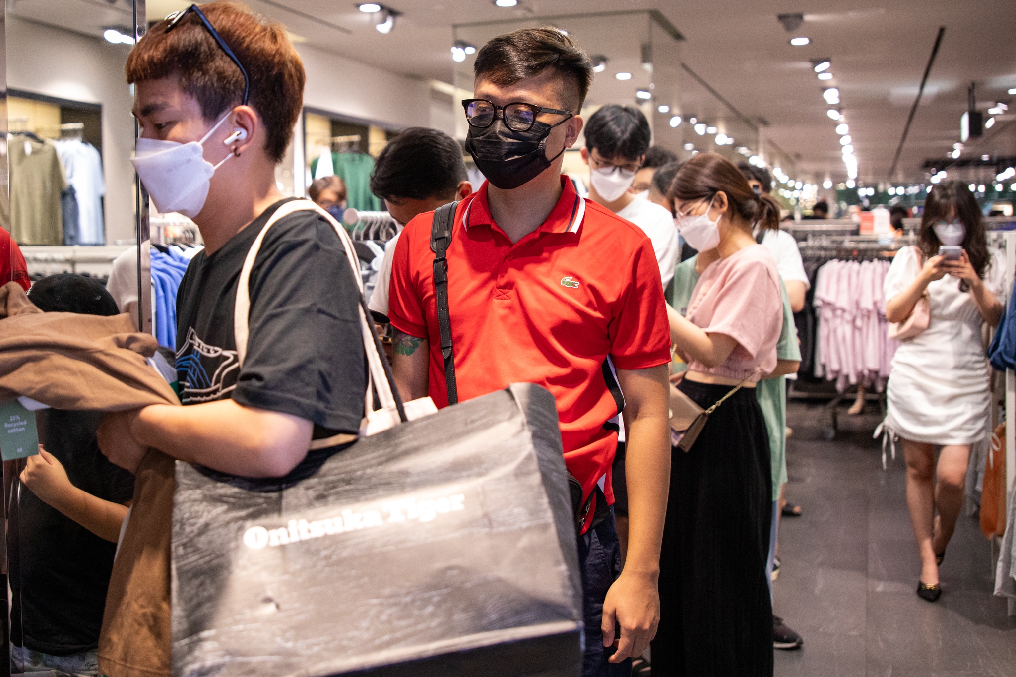 Trung tam thuong mai TP.HCM chat kin khach anh 9