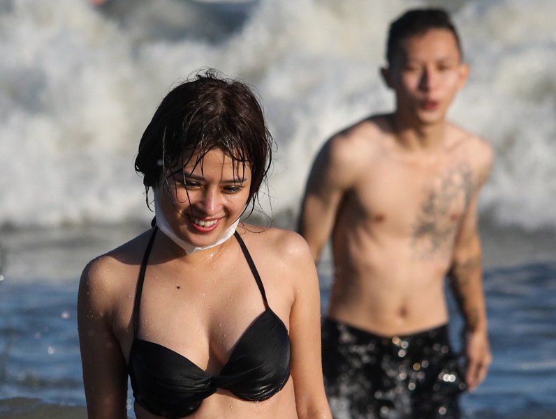 Du khach chen chuc tam bien Vung Tau hinh anh