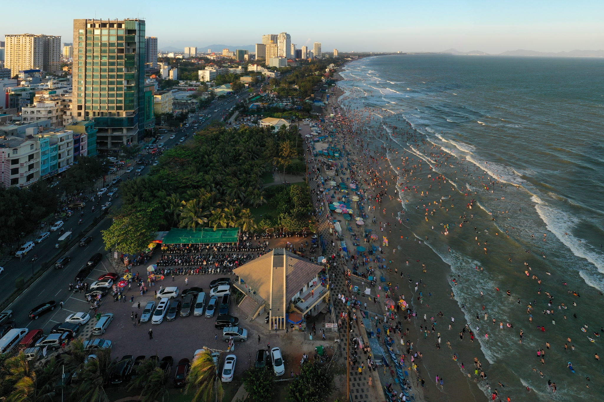 Bien Vung Tau dong kin khach ngay tet anh 4