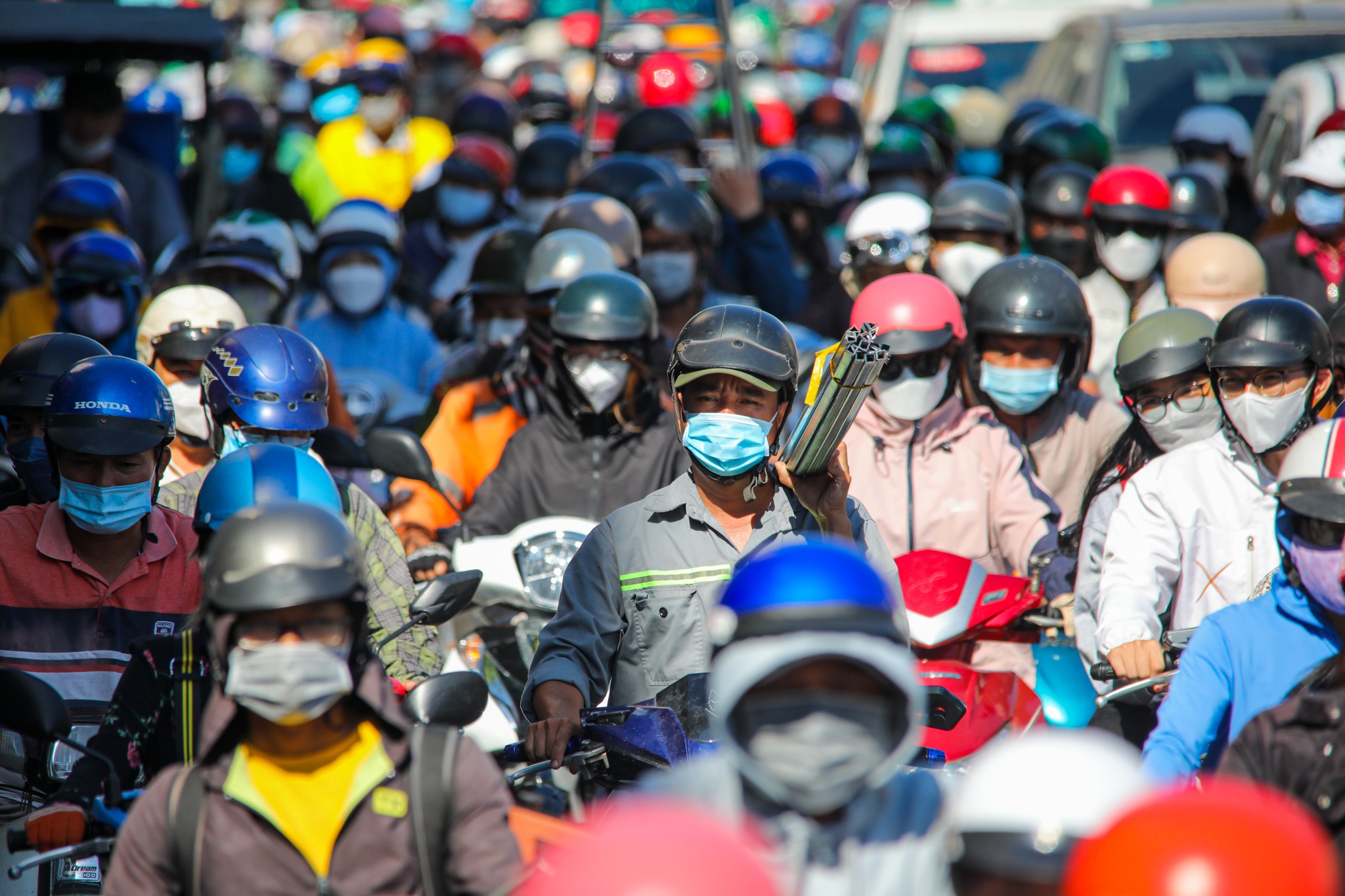 Xe co un u hang gio tai cua ngo TP.HCM ngay dau tuan hinh anh