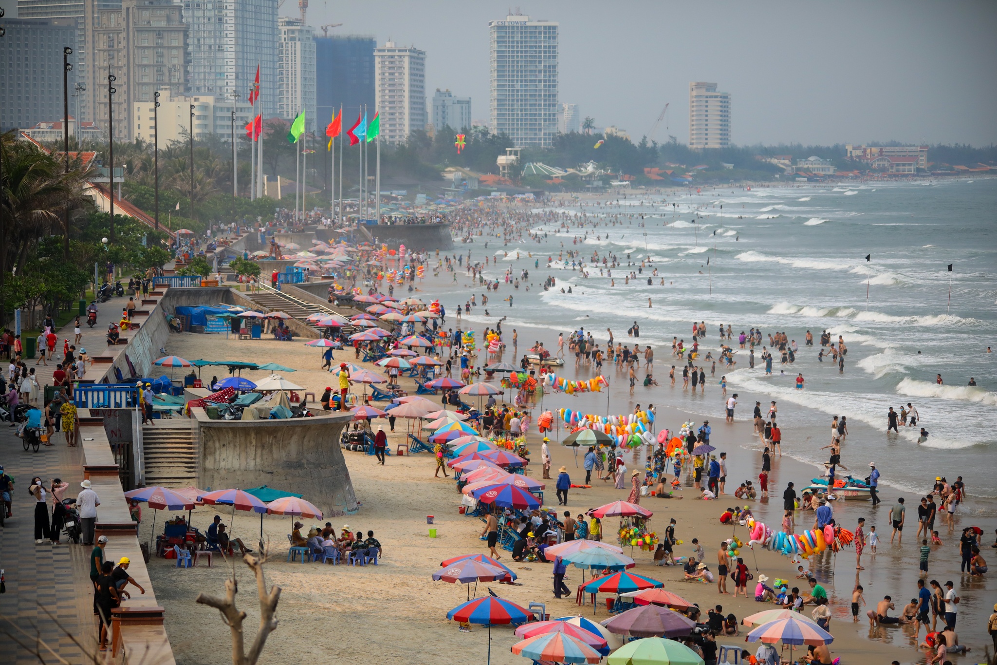Bien Vung Tau dong kin khach ngay le anh 1