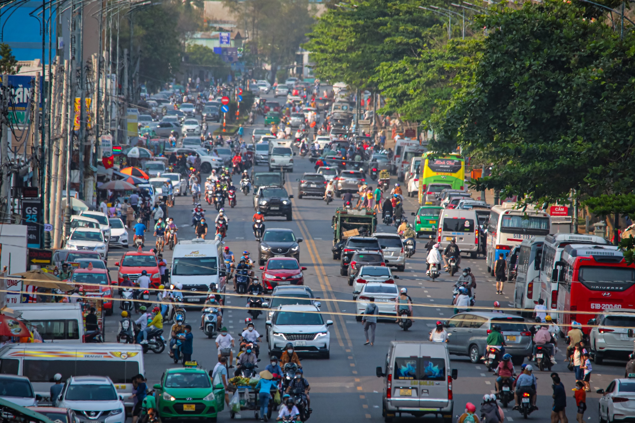 Bien Vung Tau dong kin khach ngay le anh 1