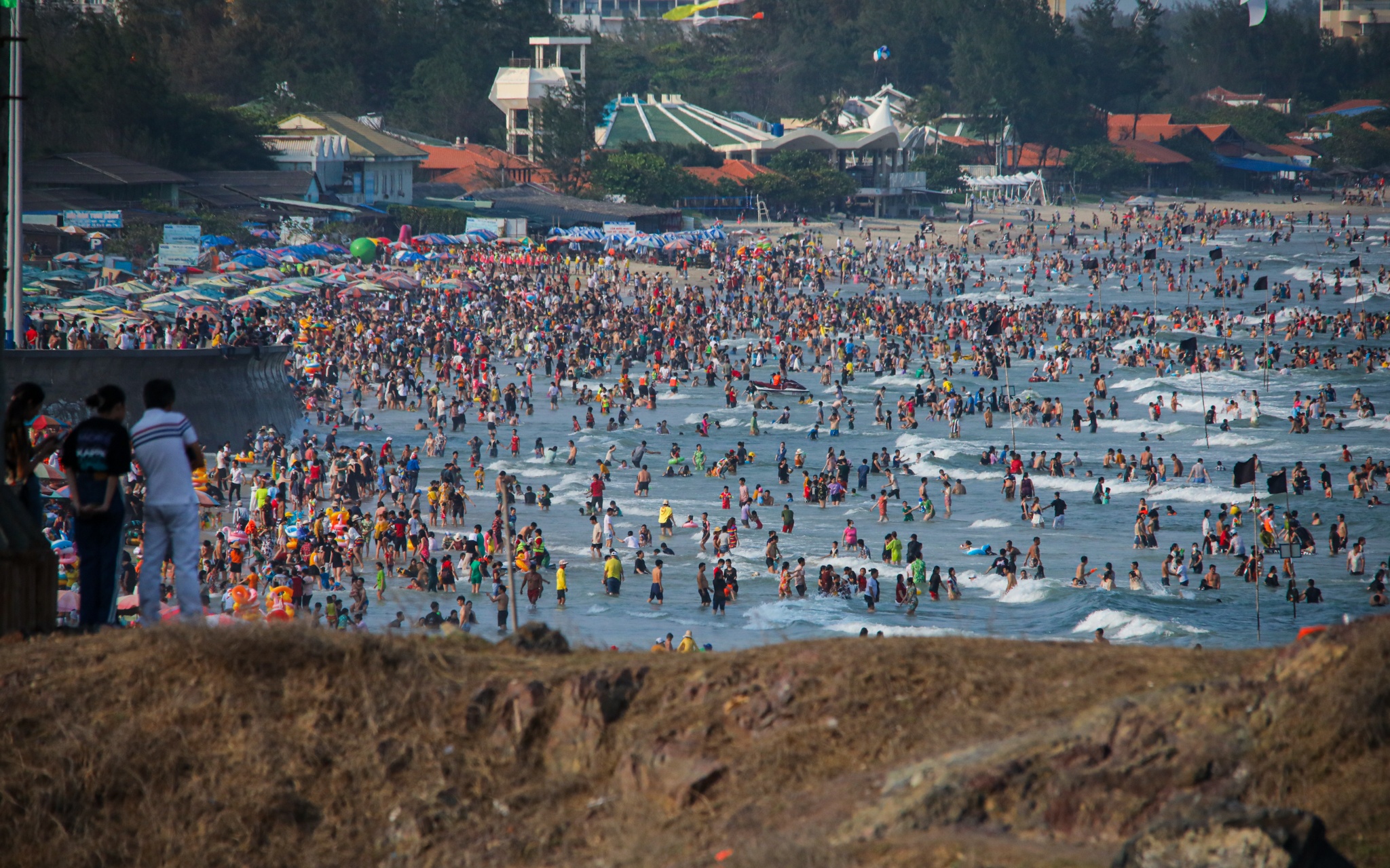 Bien Vung Tau dong kin khach ngay le anh 3
