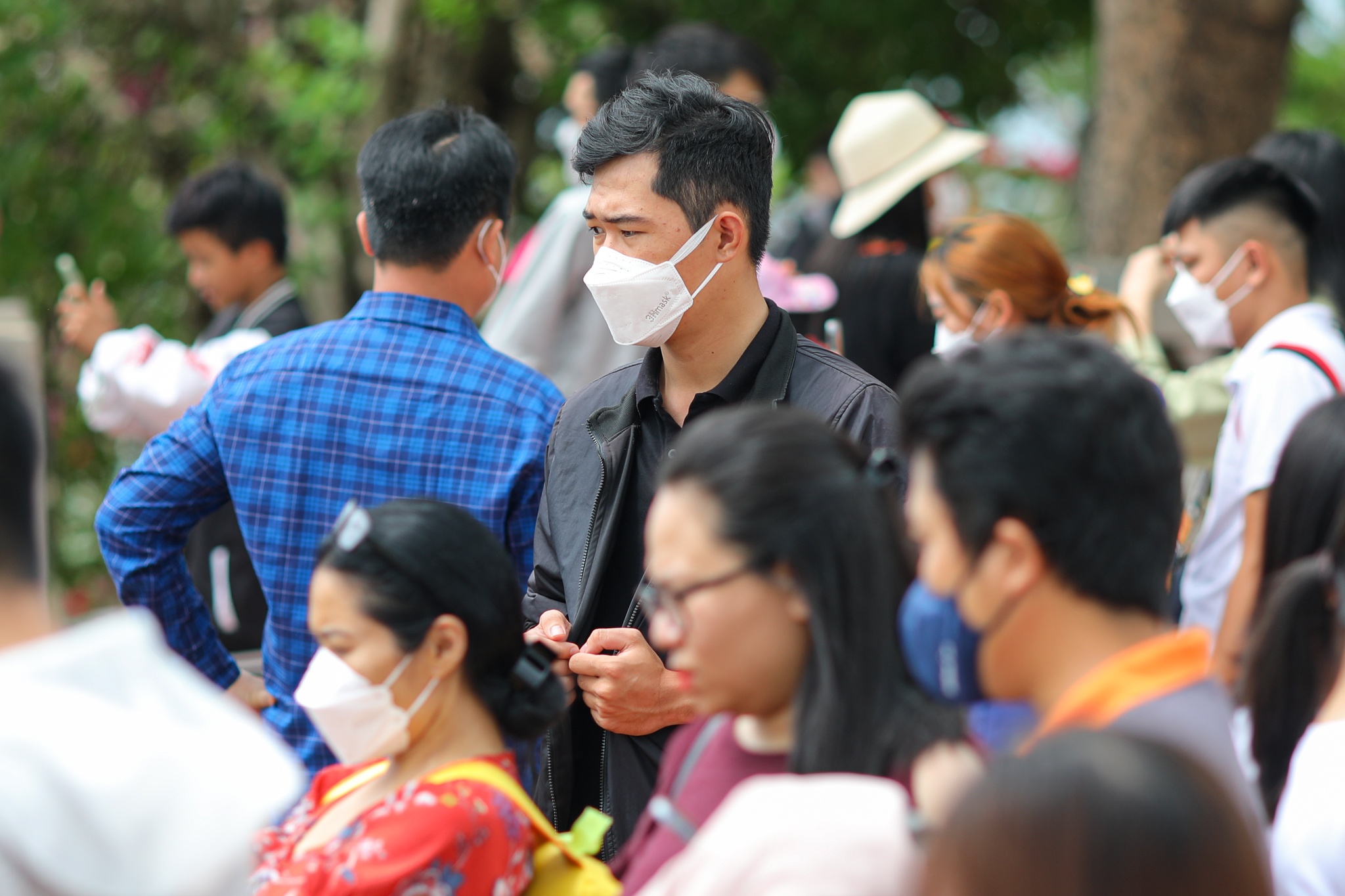 Hang tram nguoi xep hang cho chup anh tai ngon Hai Dang Vung Tau hinh anh