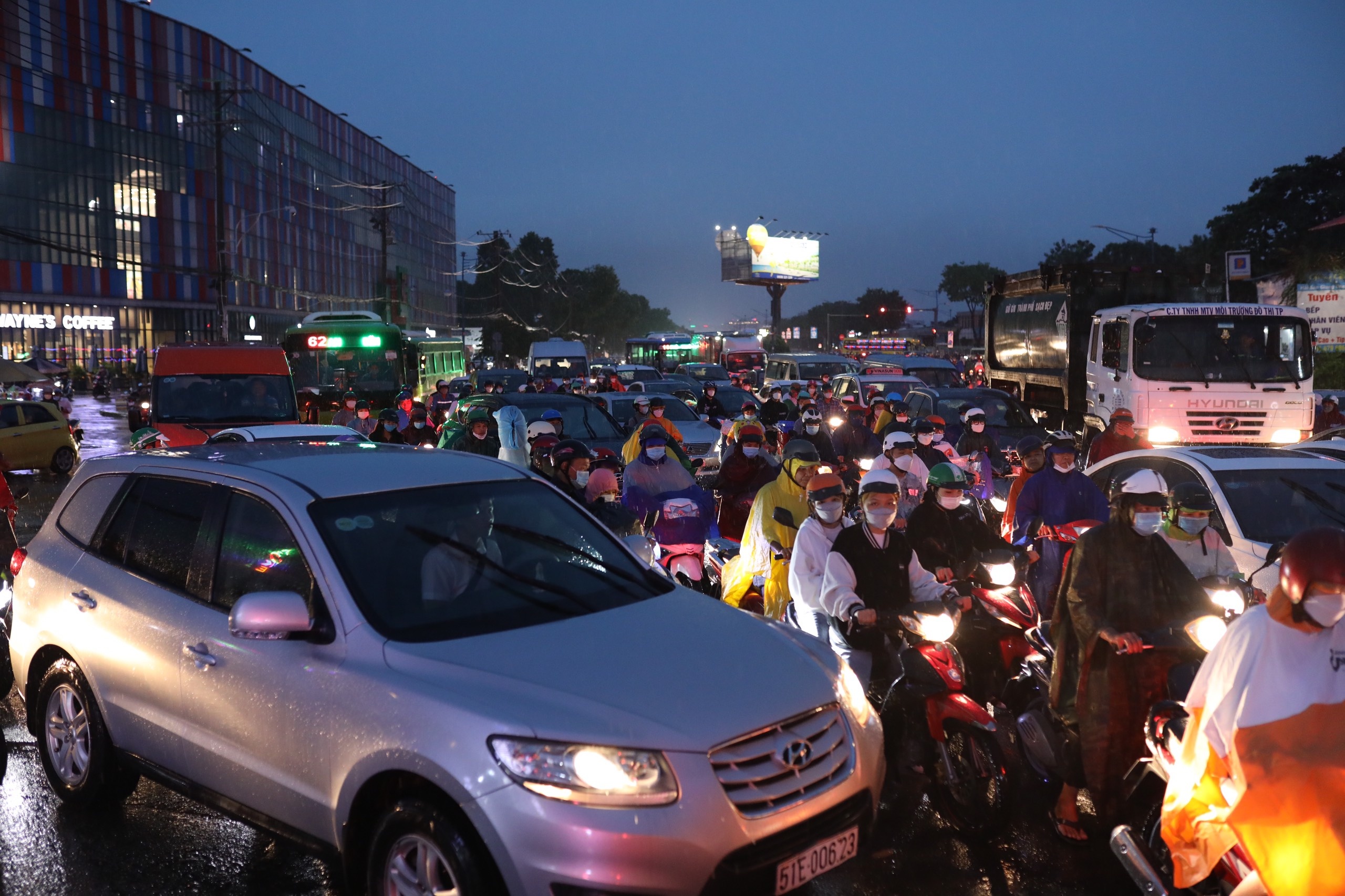 duong ngap nuoc sau mua lon o TP.HCM anh 5