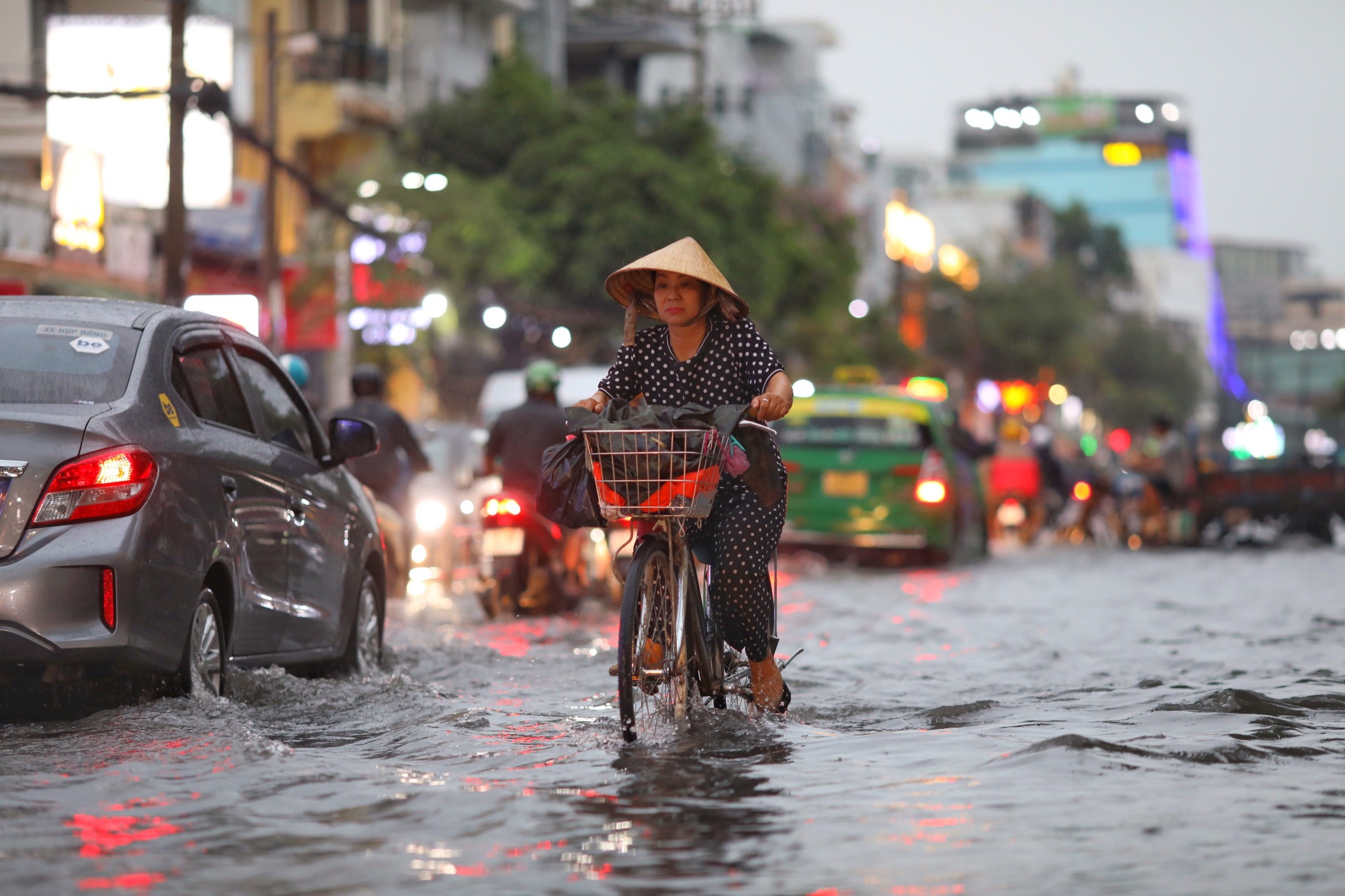 duong ngap nuoc sau mua lon o TP.HCM anh 4