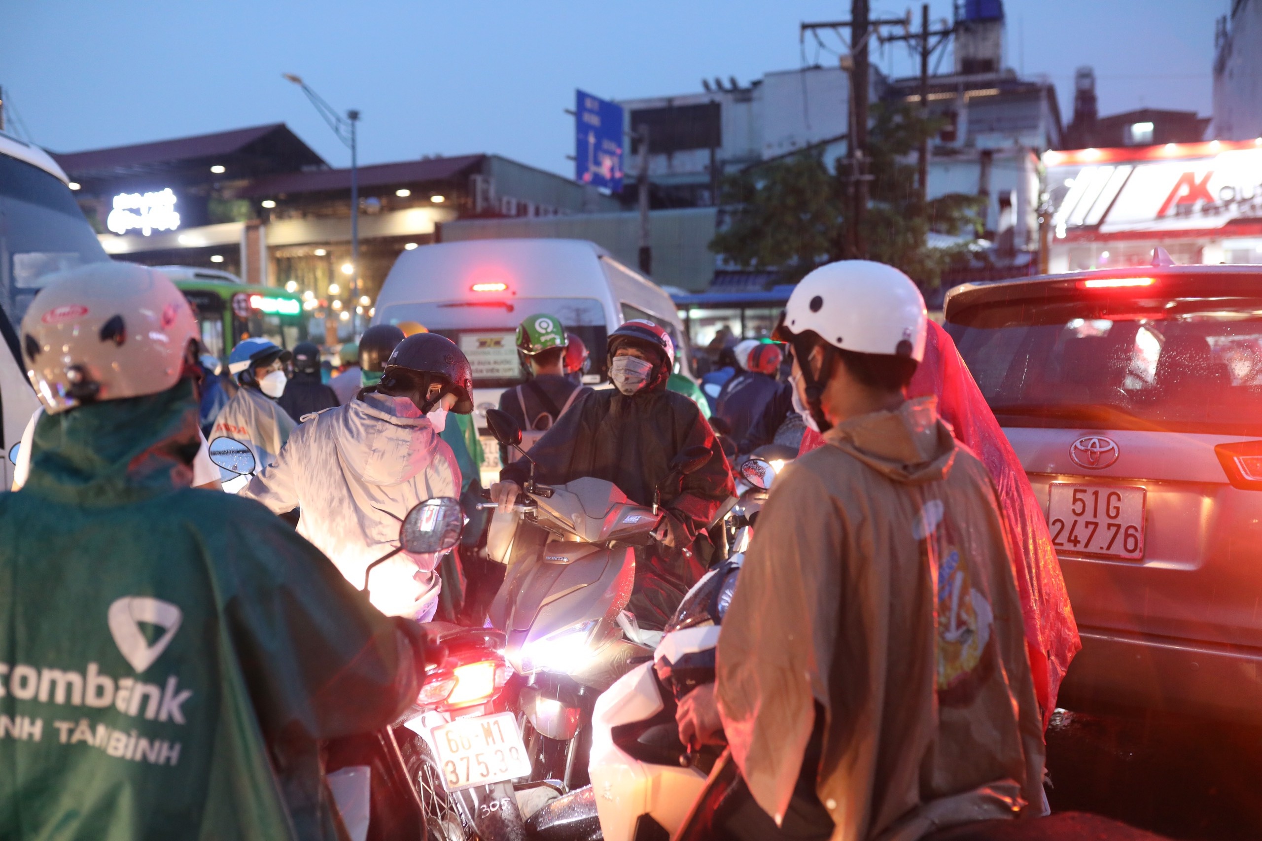 duong ngap nuoc sau mua lon o TP.HCM anh 6