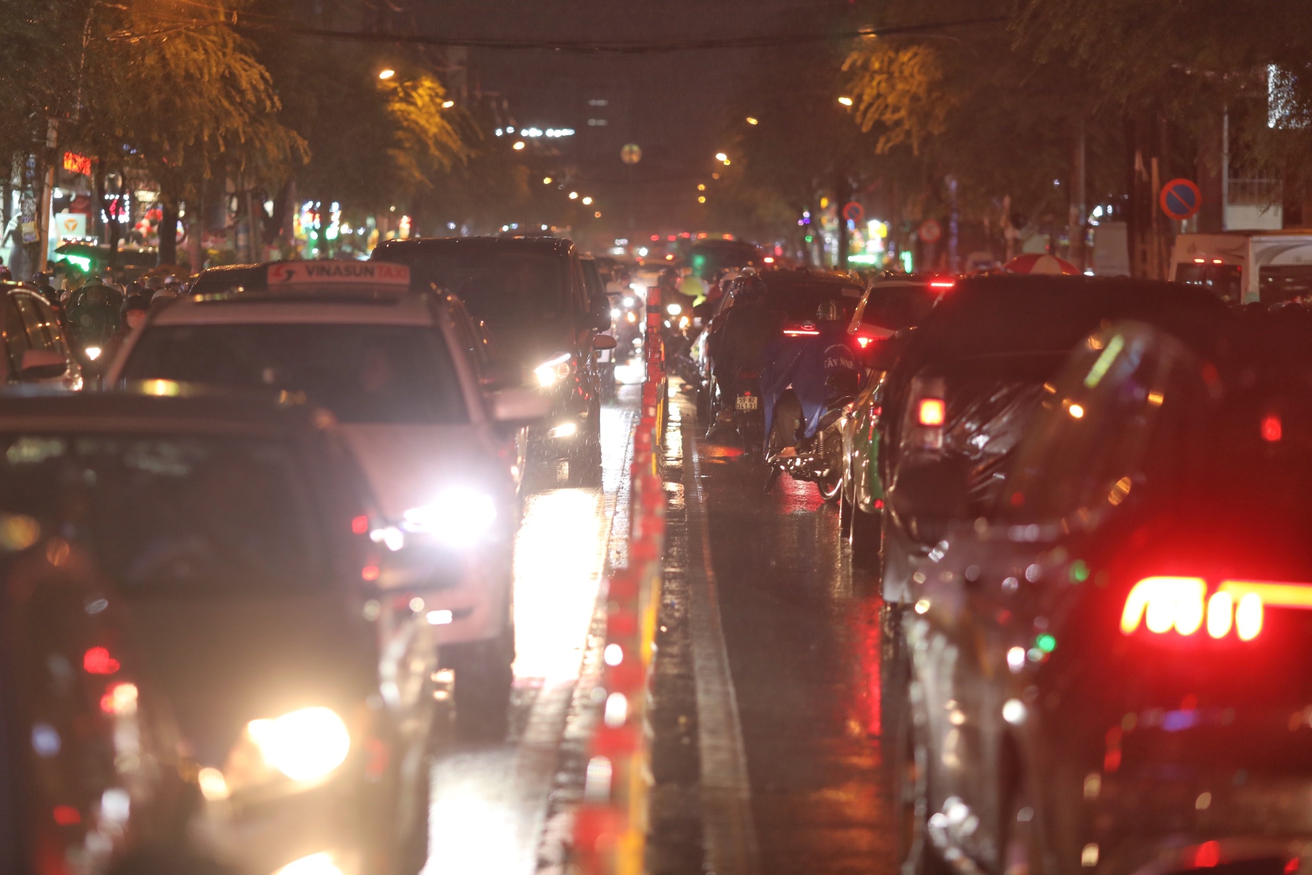 duong ngap nuoc sau mua lon o TP.HCM anh 8