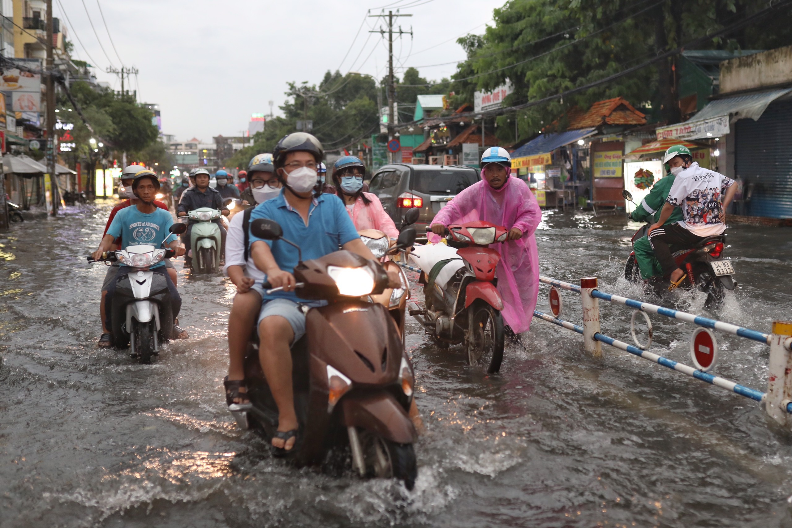 duong ngap nuoc sau mua lon o TP.HCM anh 3