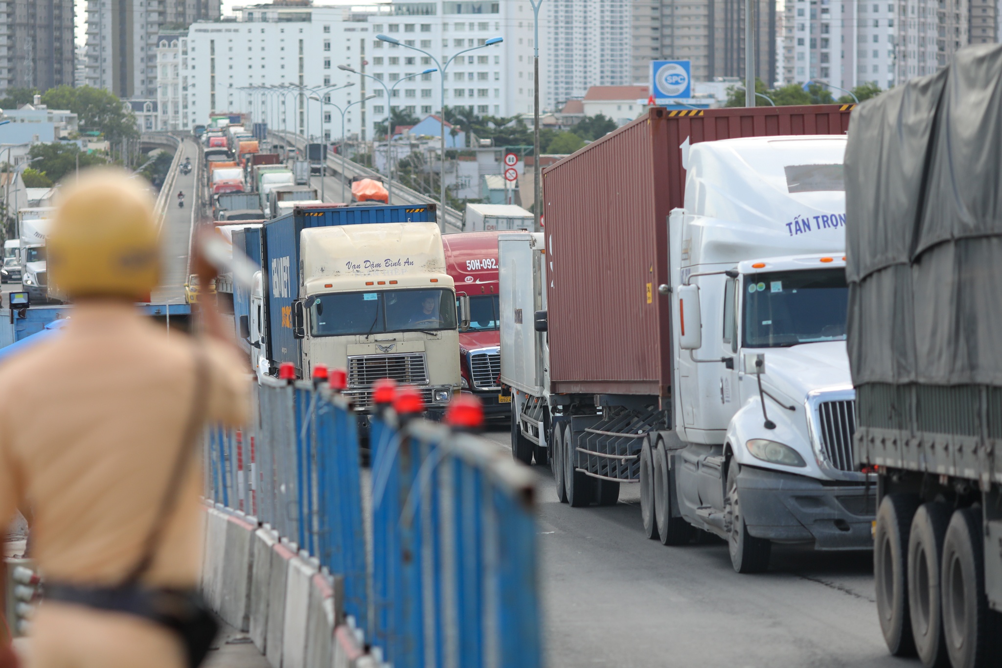 Cau phu my un u xe co anh 2