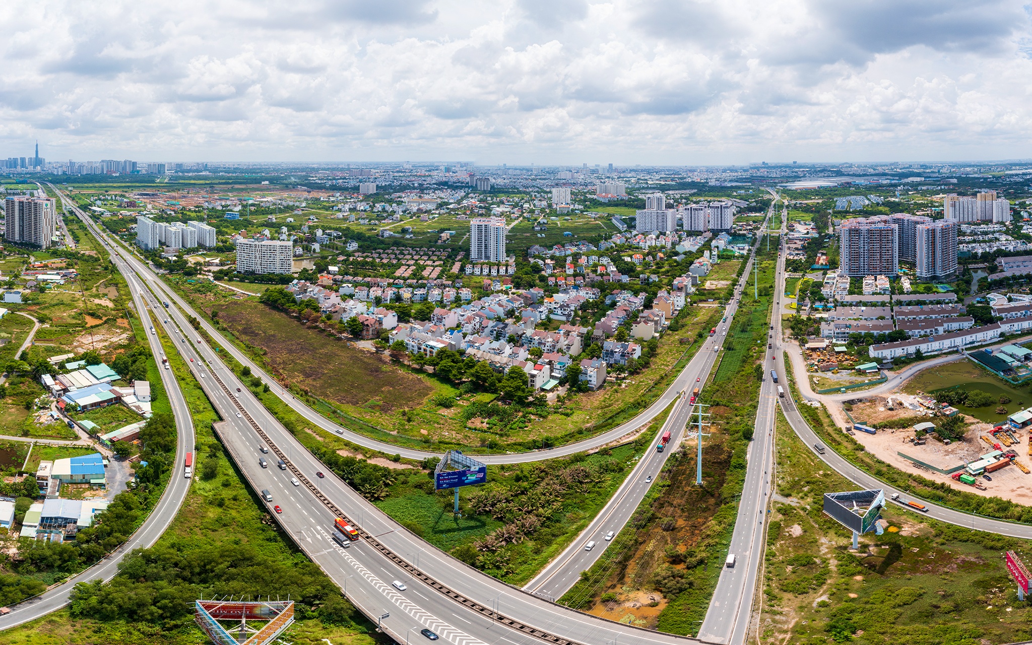 Biet thu tien ty bo hoang TPHCM anh 1