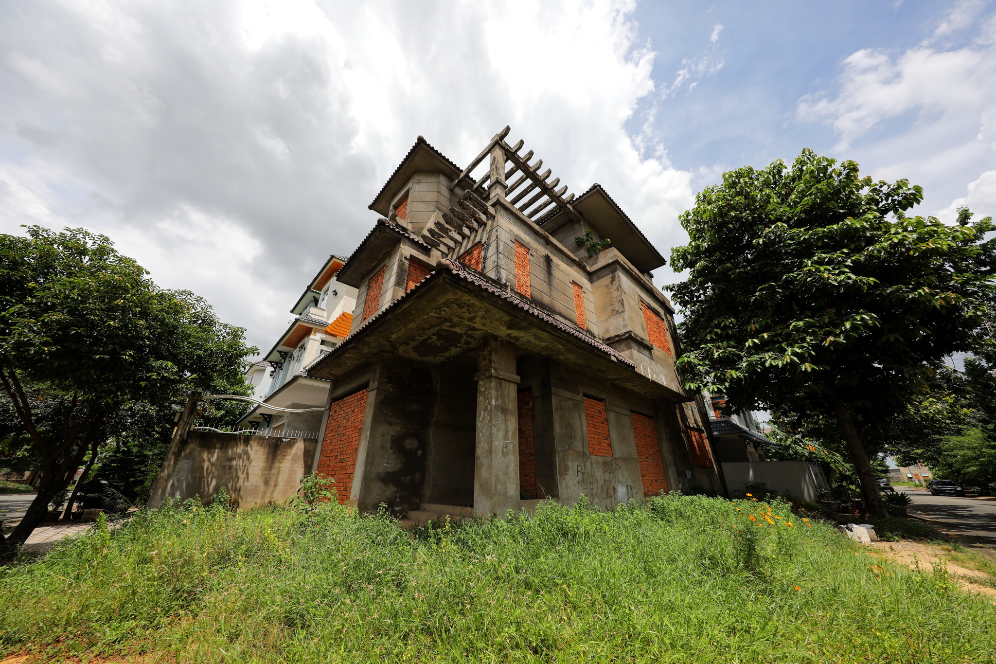 Biet thu tien ty bo hoang TPHCM anh 3