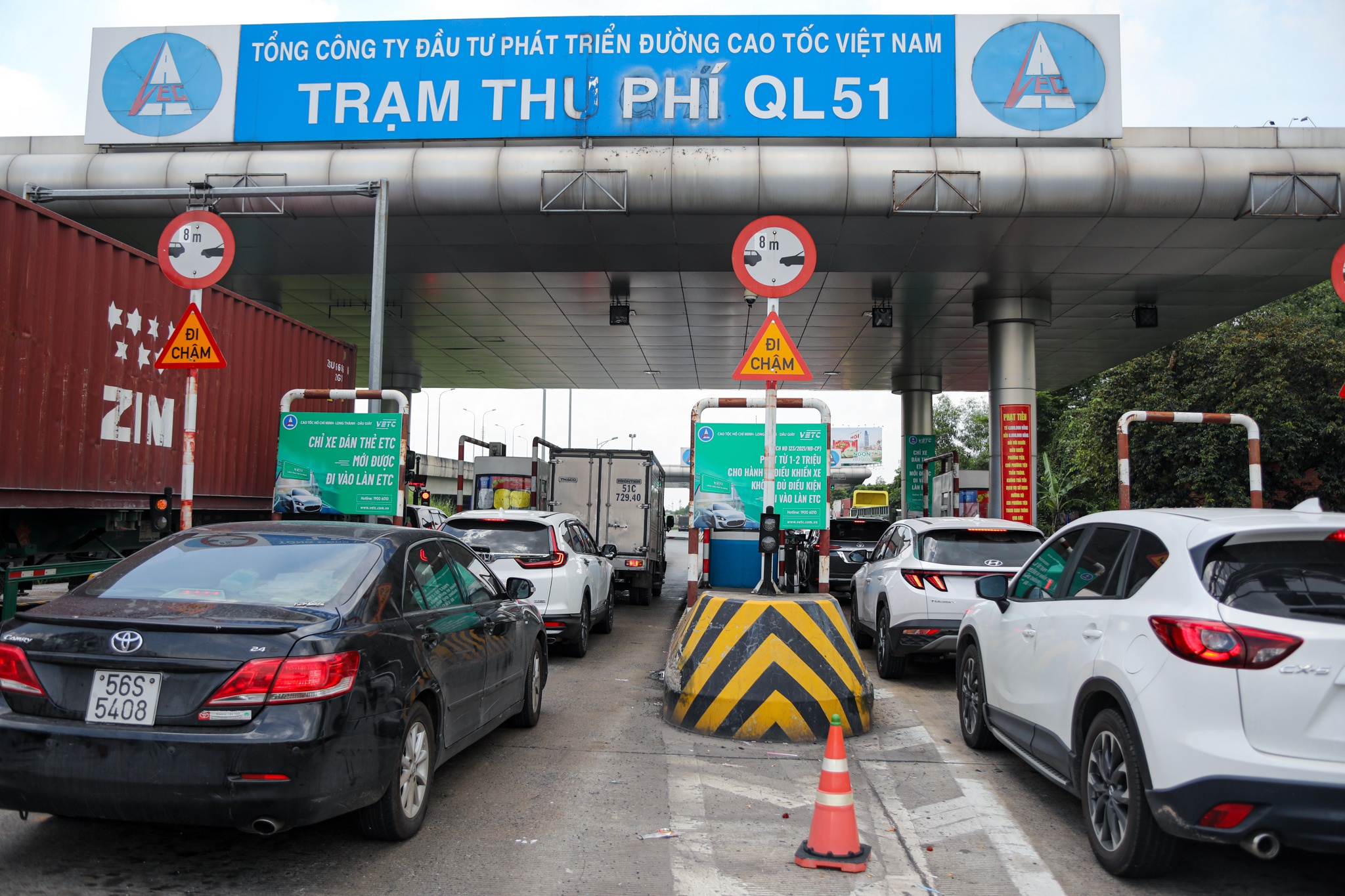 Cao toc TPHCM Long Thanh Un u hang km anh 6