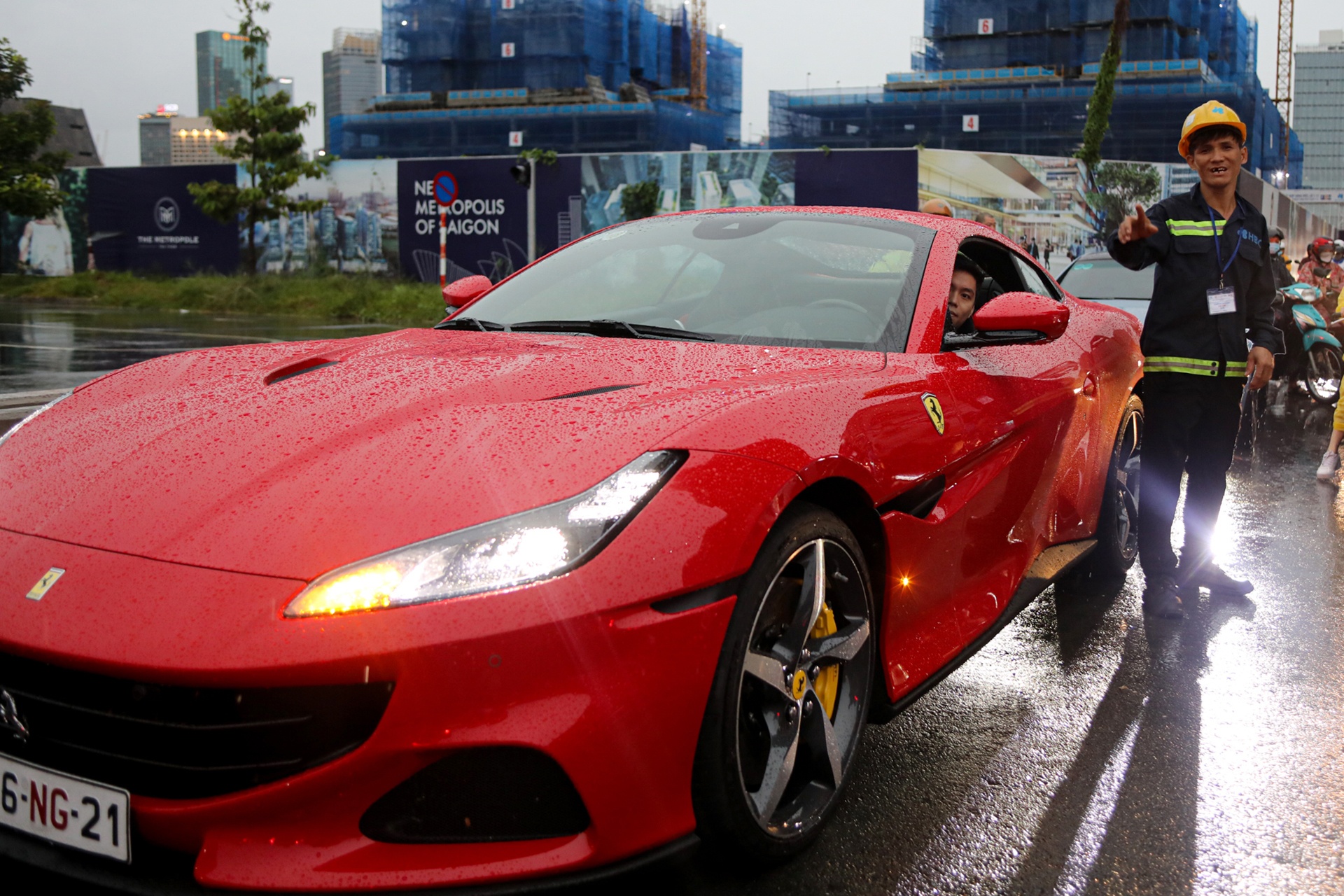 Sieu xe Ferrari bi ket giua khu ngap nuoc o TP.HCM hinh anh