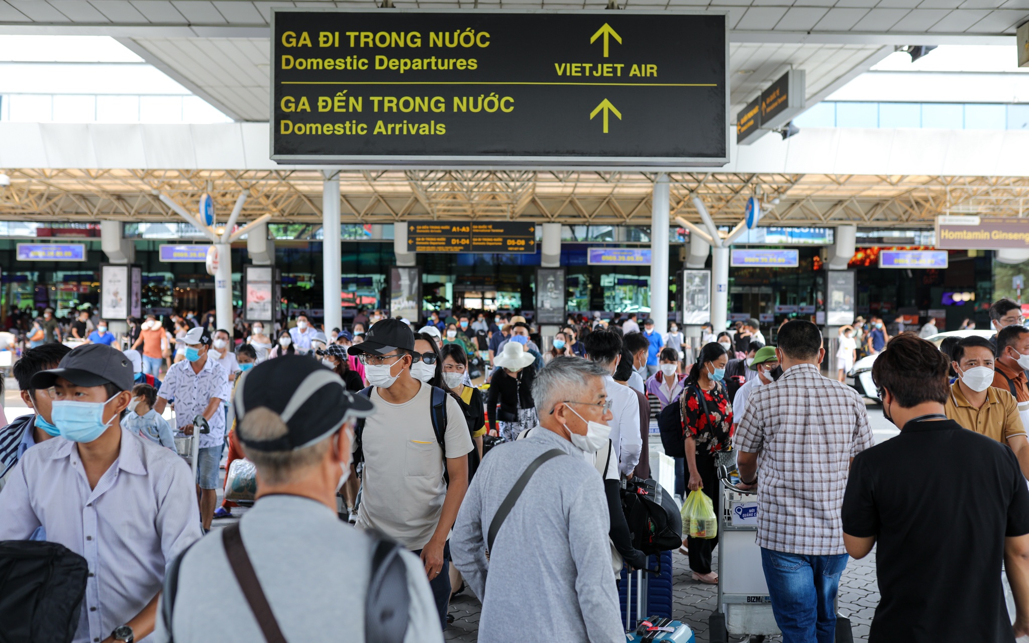 Tan Son Nhat dong khach anh 3