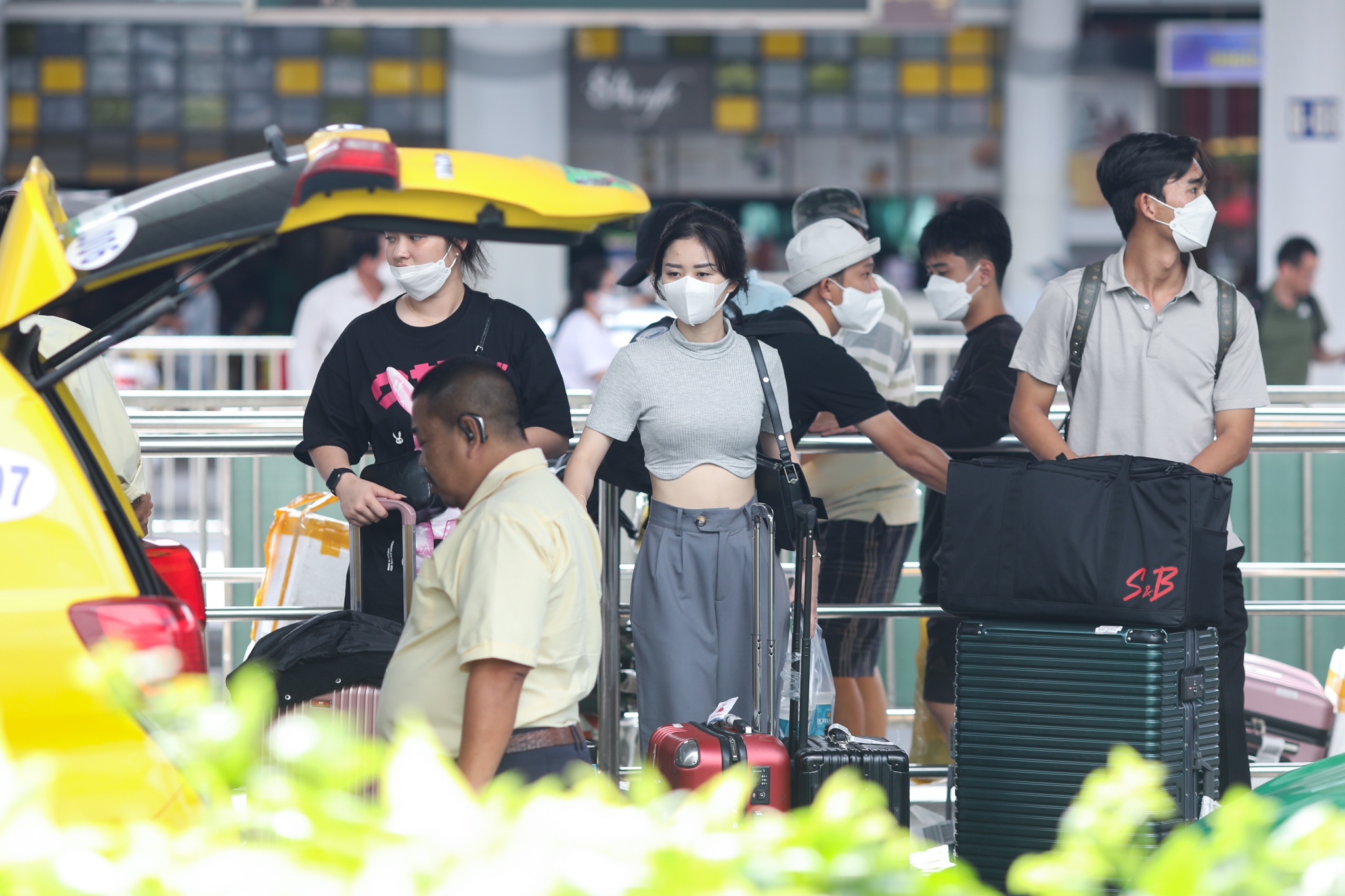 Tan Son Nhat dong khach anh 4