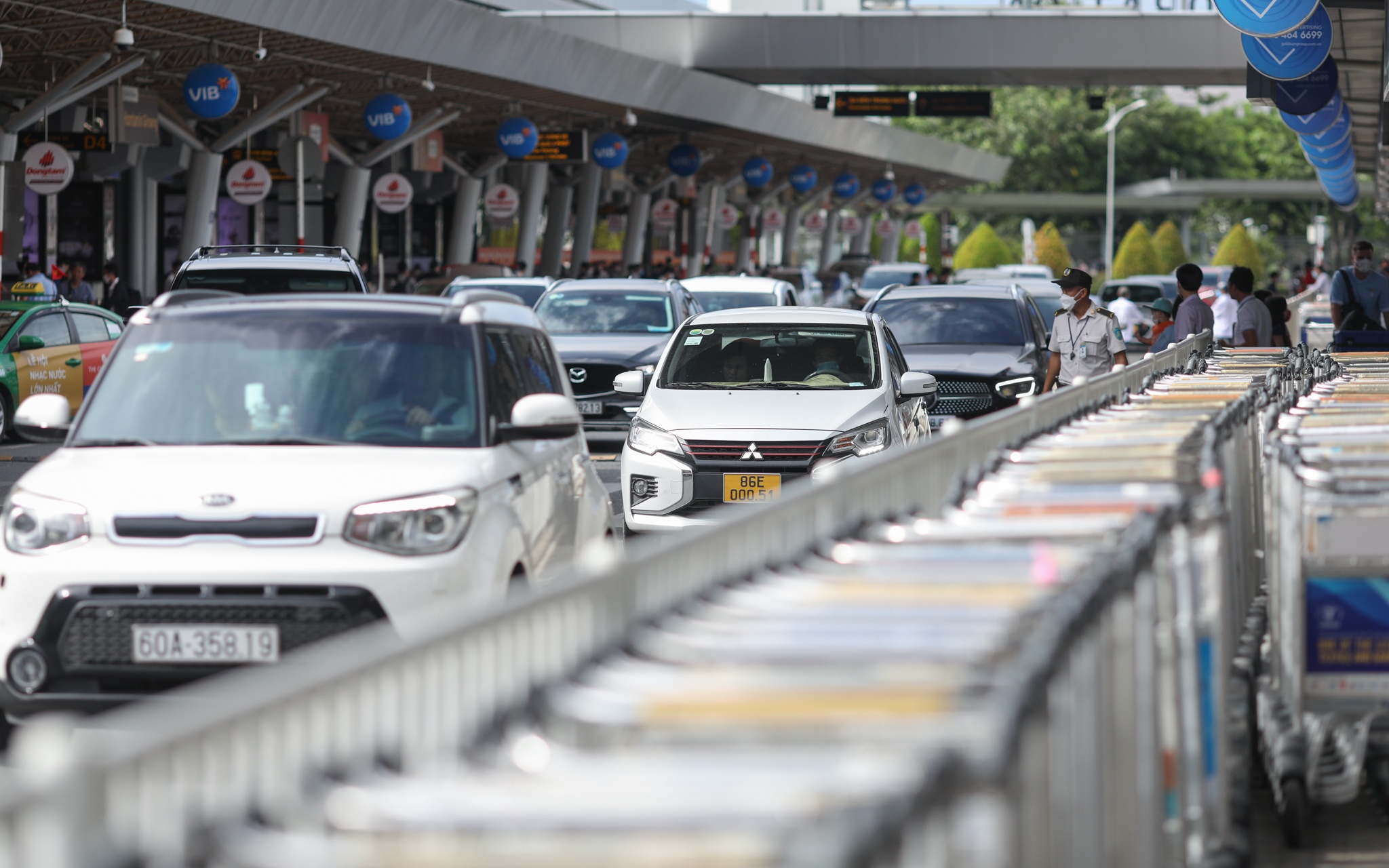 Tan Son Nhat dong khach anh 1