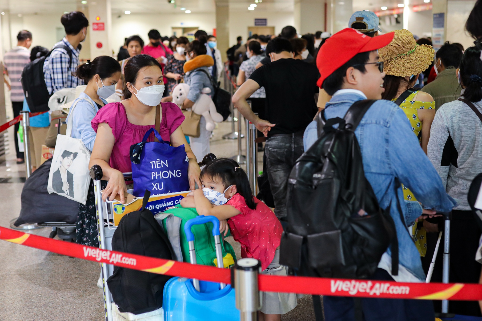 Tan Son Nhat dong khach anh 6