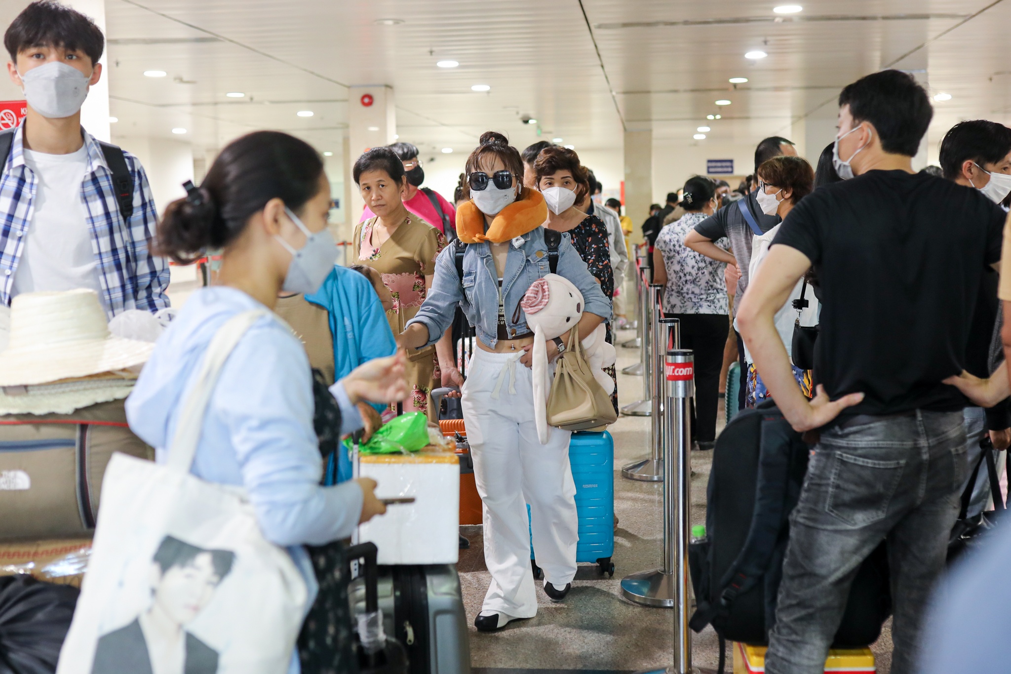 Tan Son Nhat dong khach anh 5