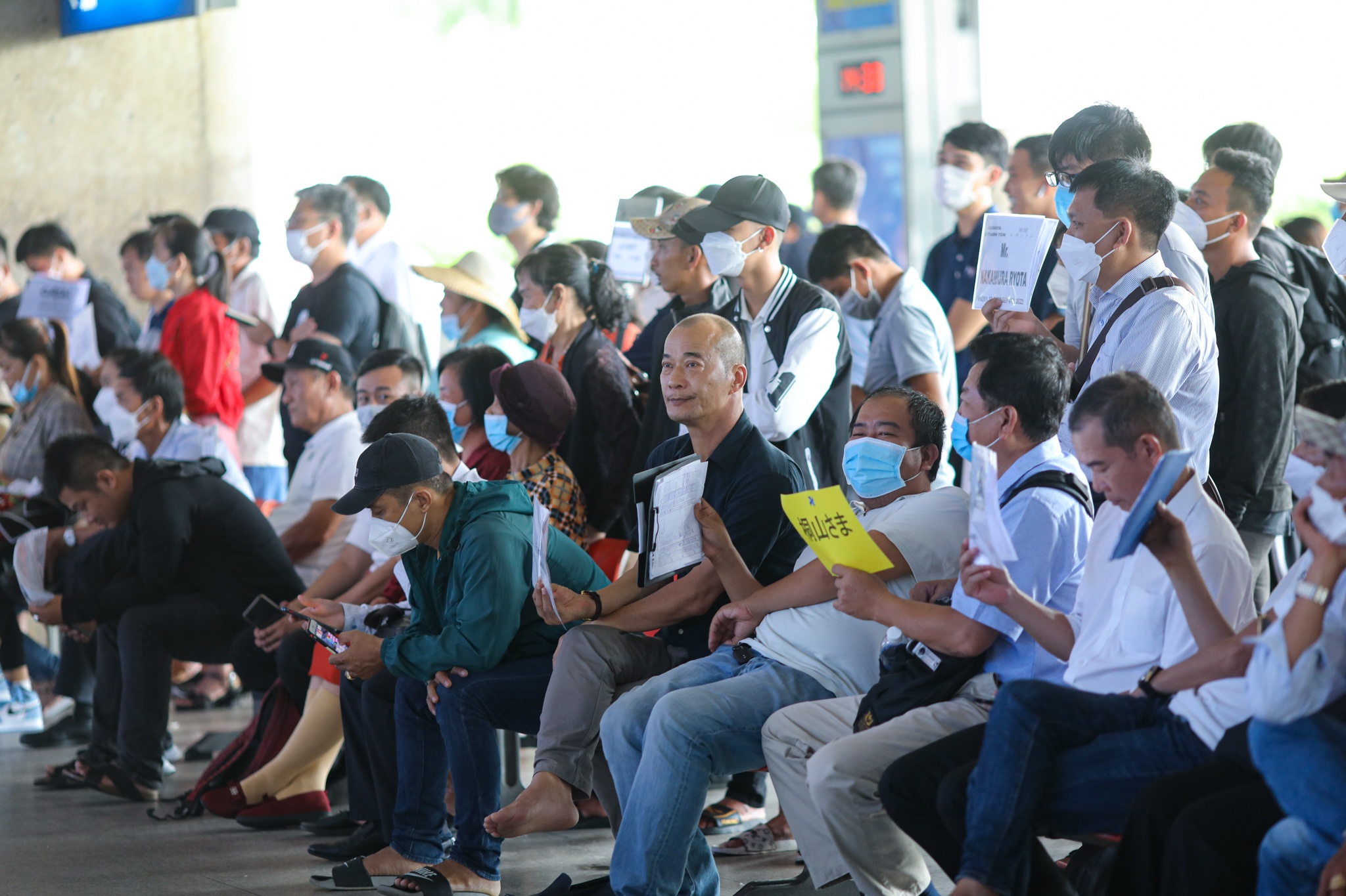 Tan Son Nhat dong khach anh 9