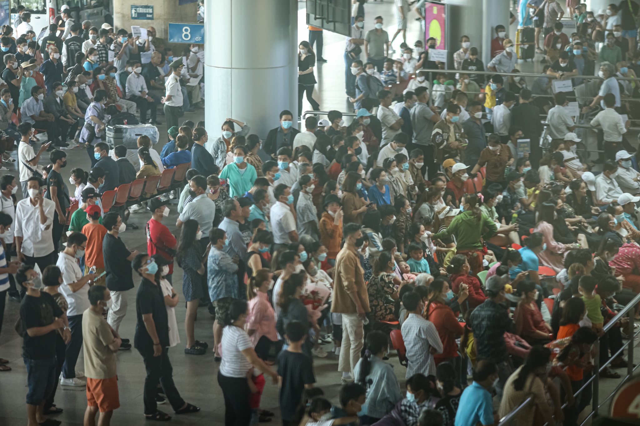 Tan Son Nhat dong khach anh 8