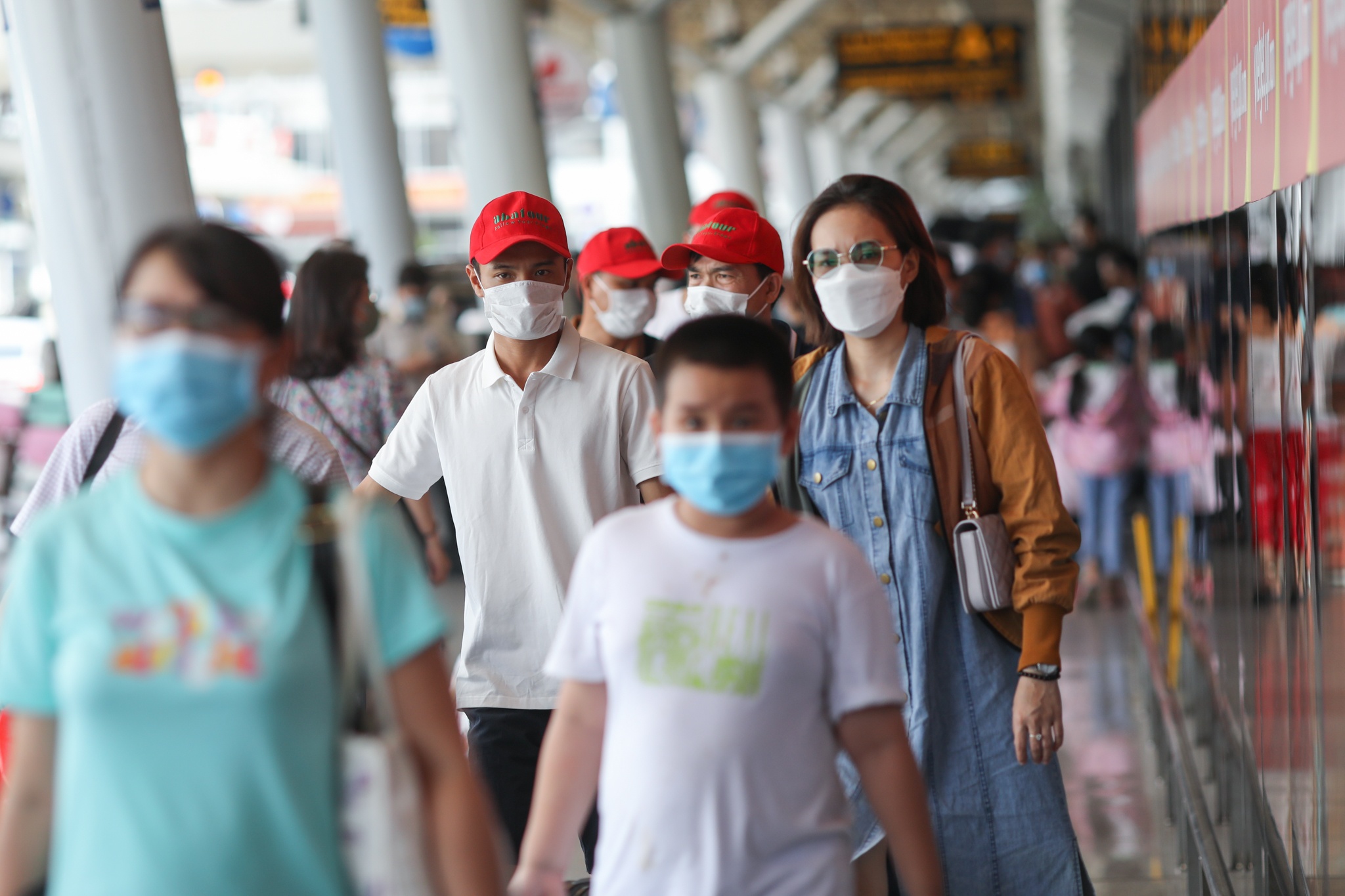 Tan Son Nhat dong khach anh 10