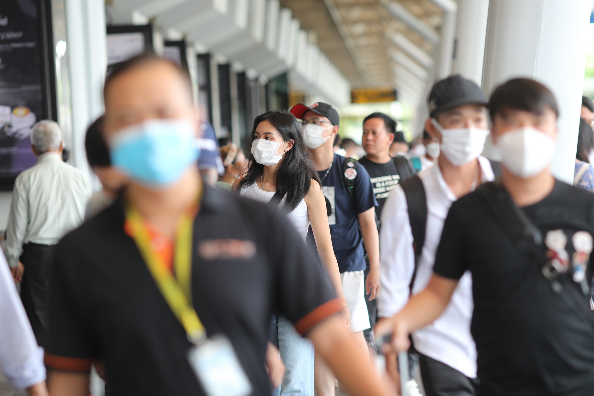 Tan Son Nhat dong khach anh 2