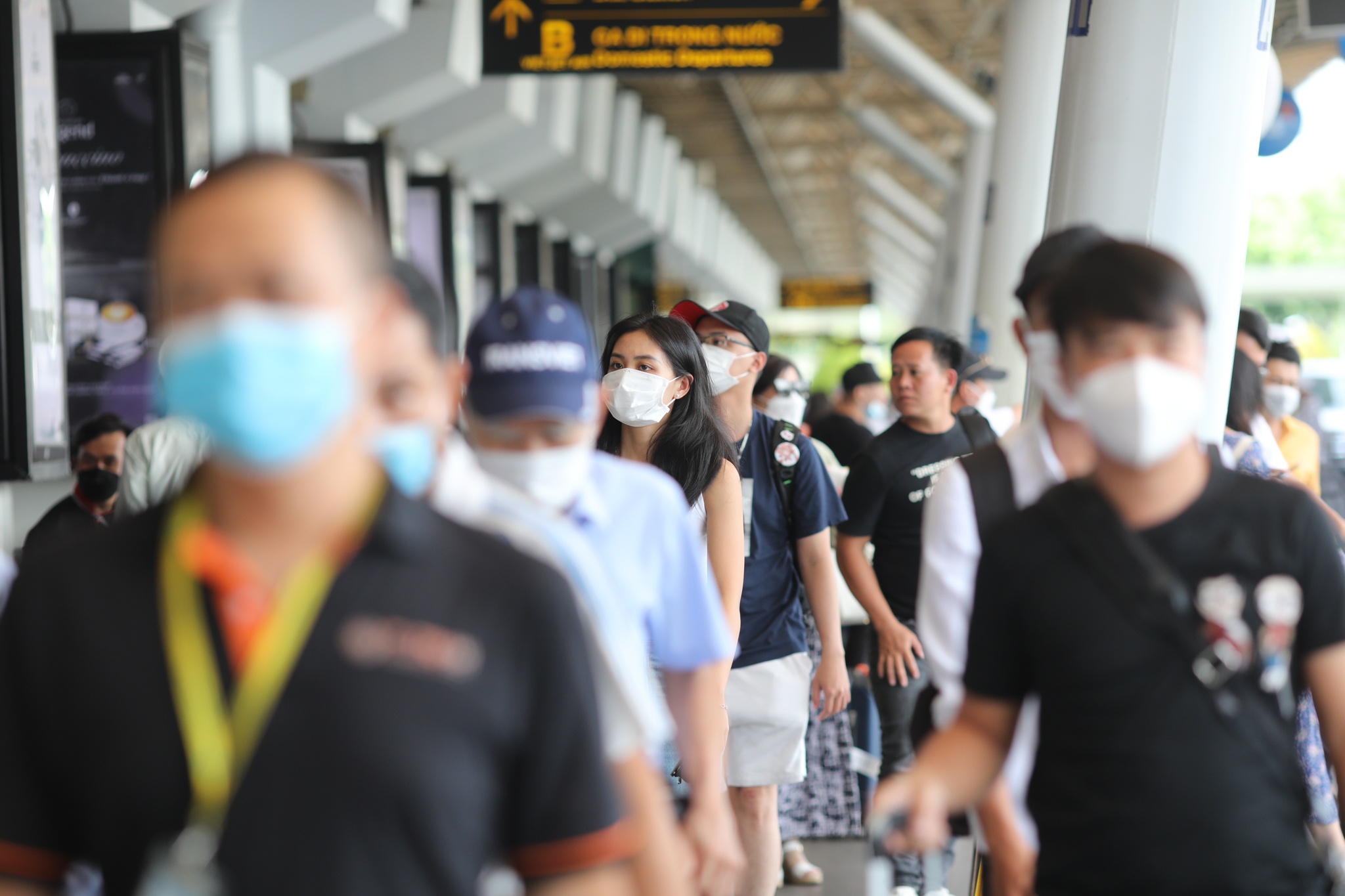 San bay Tan Son Nhat chat kin nguoi trong ngay cuoi nghi le 2/9 hinh anh