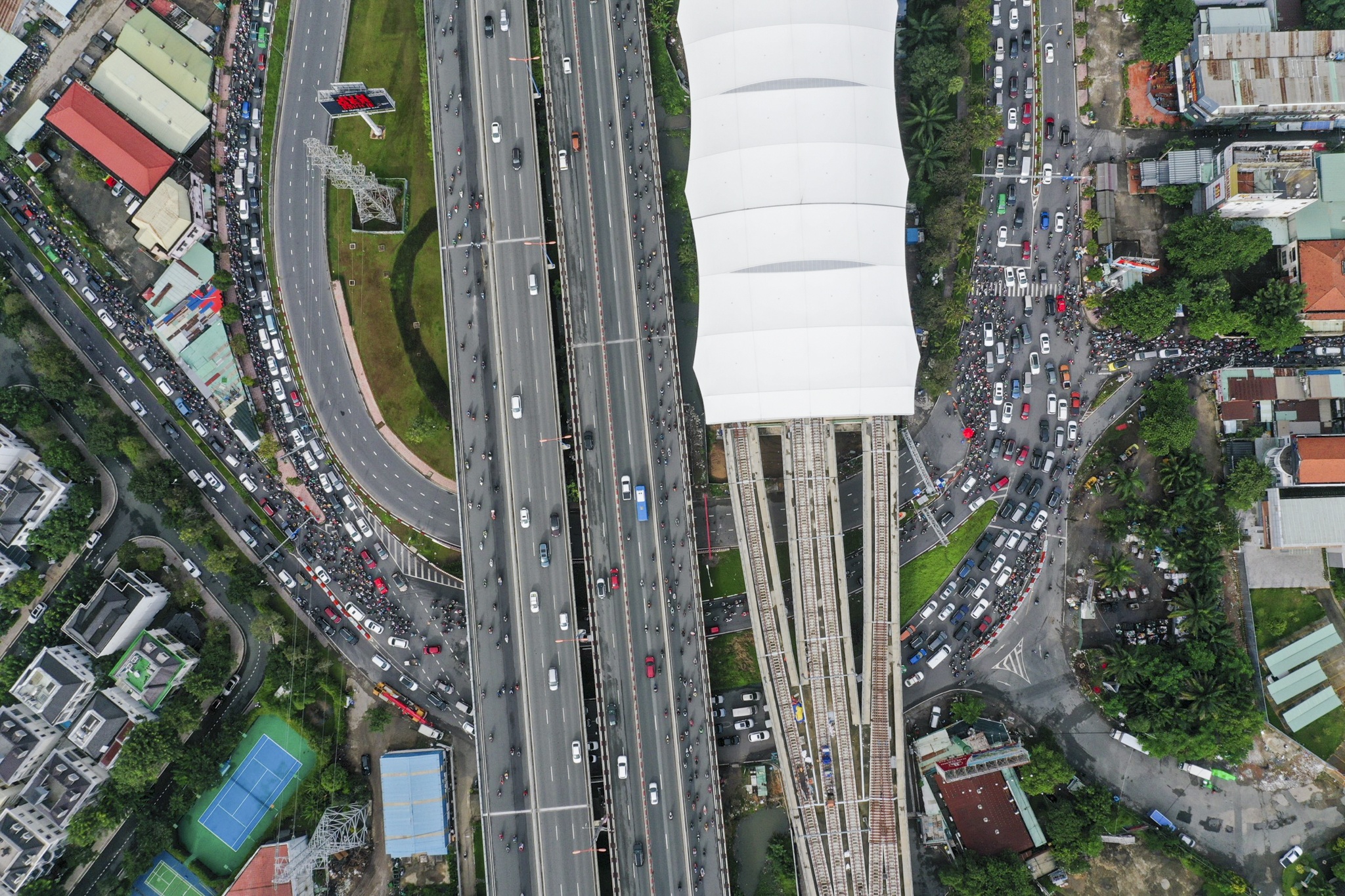 Cam cau Nguyen Huu Canh, cua ngo TP.HCM ket khong loi thoat hinh anh