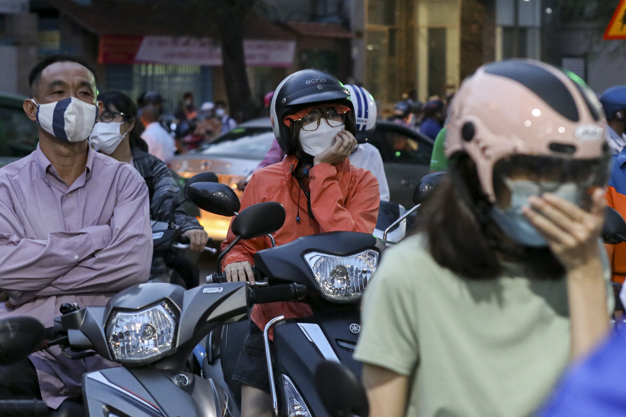 Nguoi dan vuot ca chuc km vao trung tam TP.HCM de do xang hinh anh