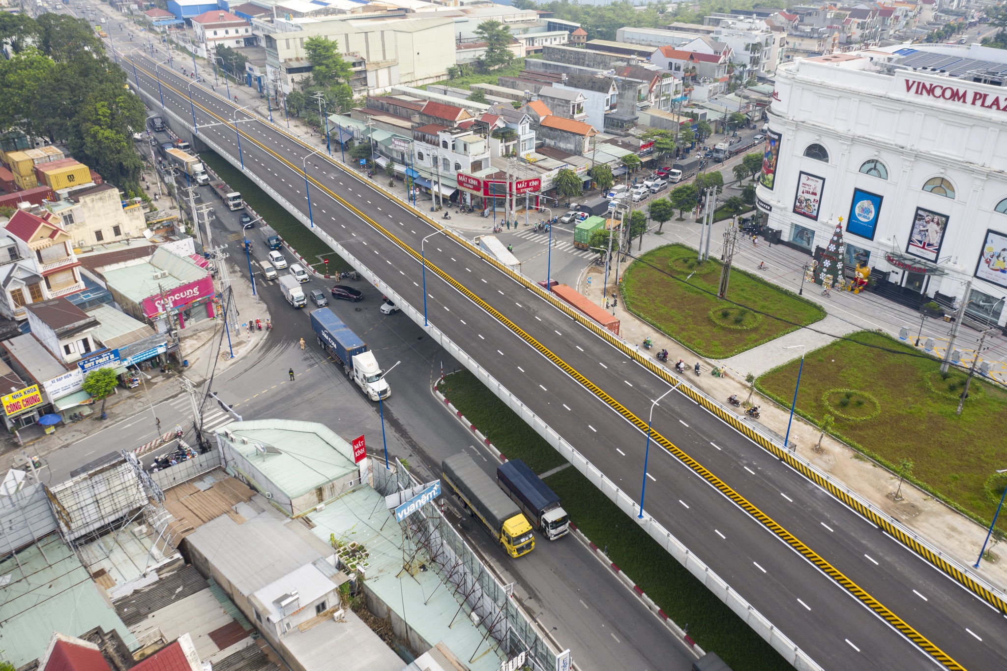 Cau vuot bang thep dau tien tai Binh Duong chuan bi thong xe hinh anh