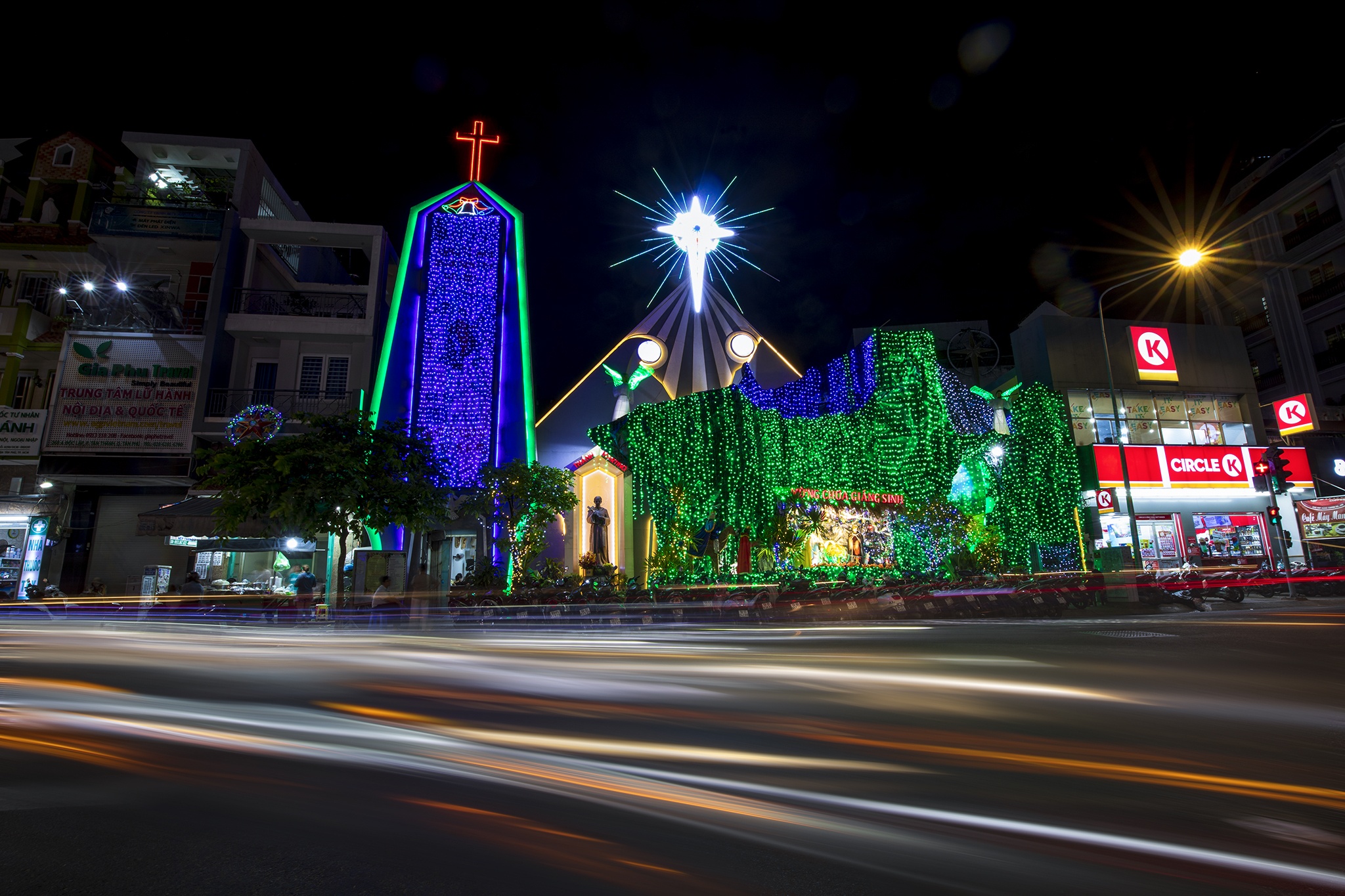 nha tho ruc ro anh 8