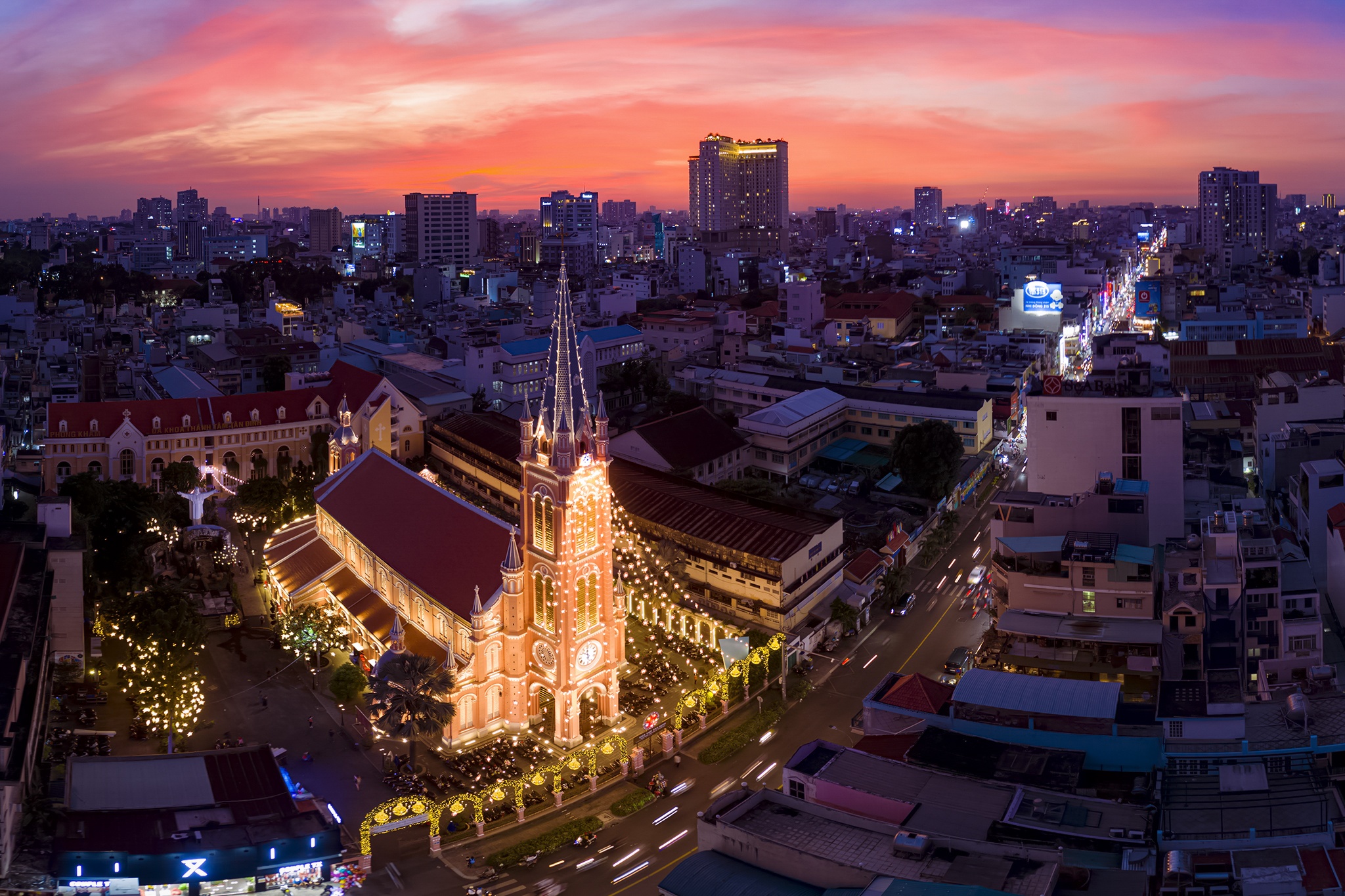 Cac nha tho o TP.HCM ruc ro sac mau don le Giang sinh hinh anh