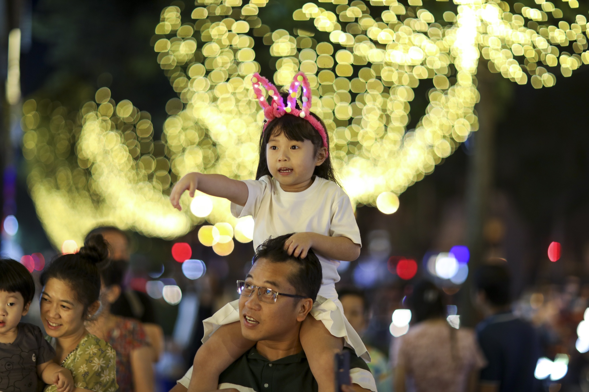 Trung tam TP.HCM nhon nhip nguoi dan di choi le Giang sinh hinh anh