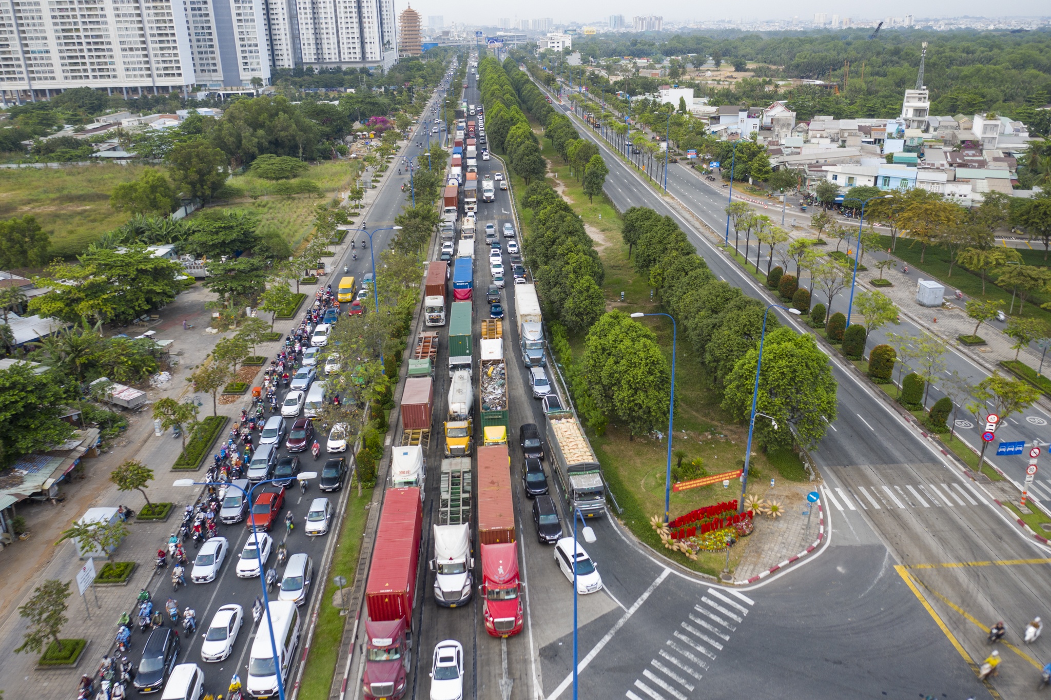 Hang loat cong trinh trong diem cua TP.HCM se thi cong xuyen Tet hinh anh