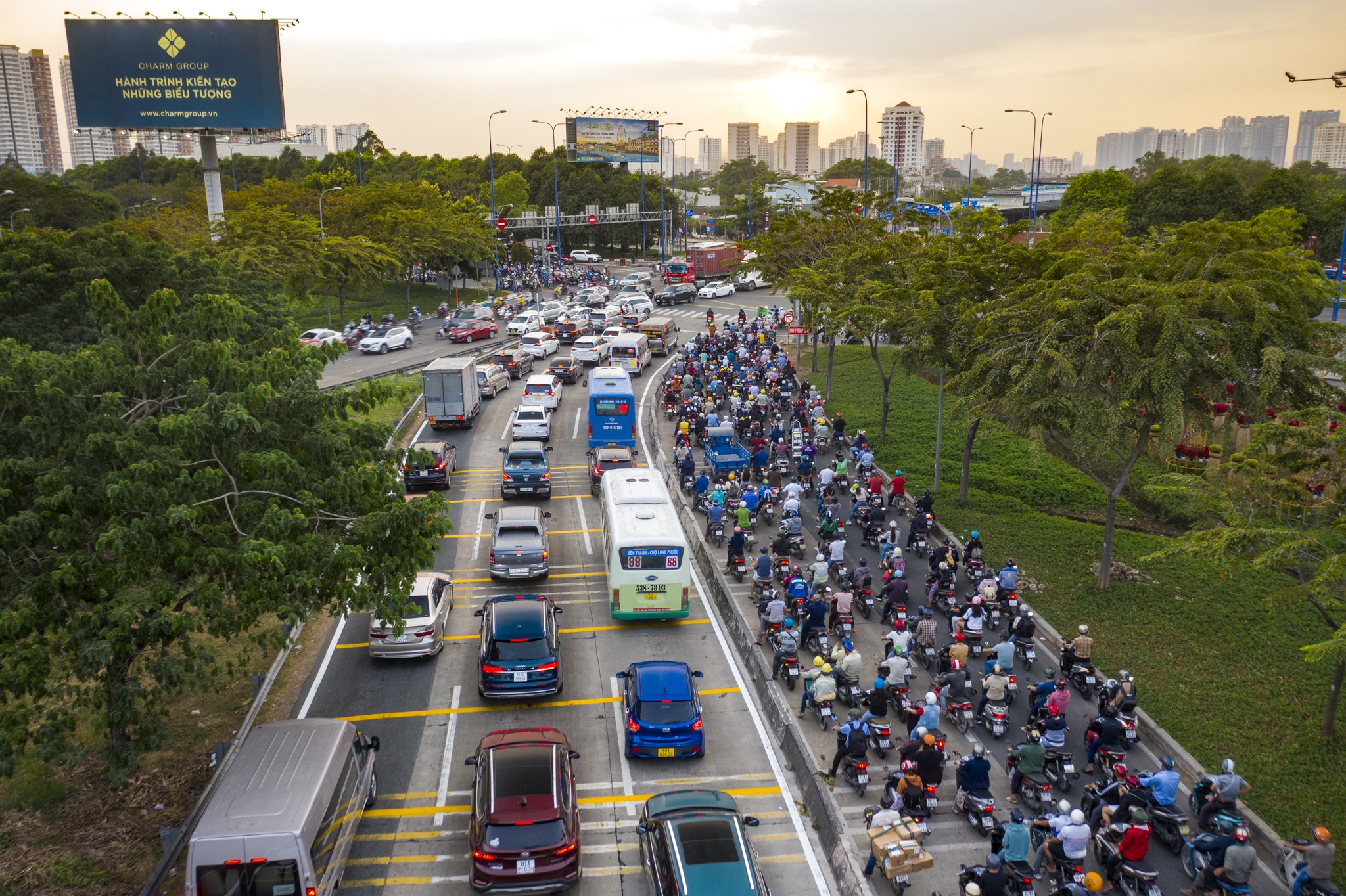 Canh ket xe trien mien tai nut giao An Phu hinh anh