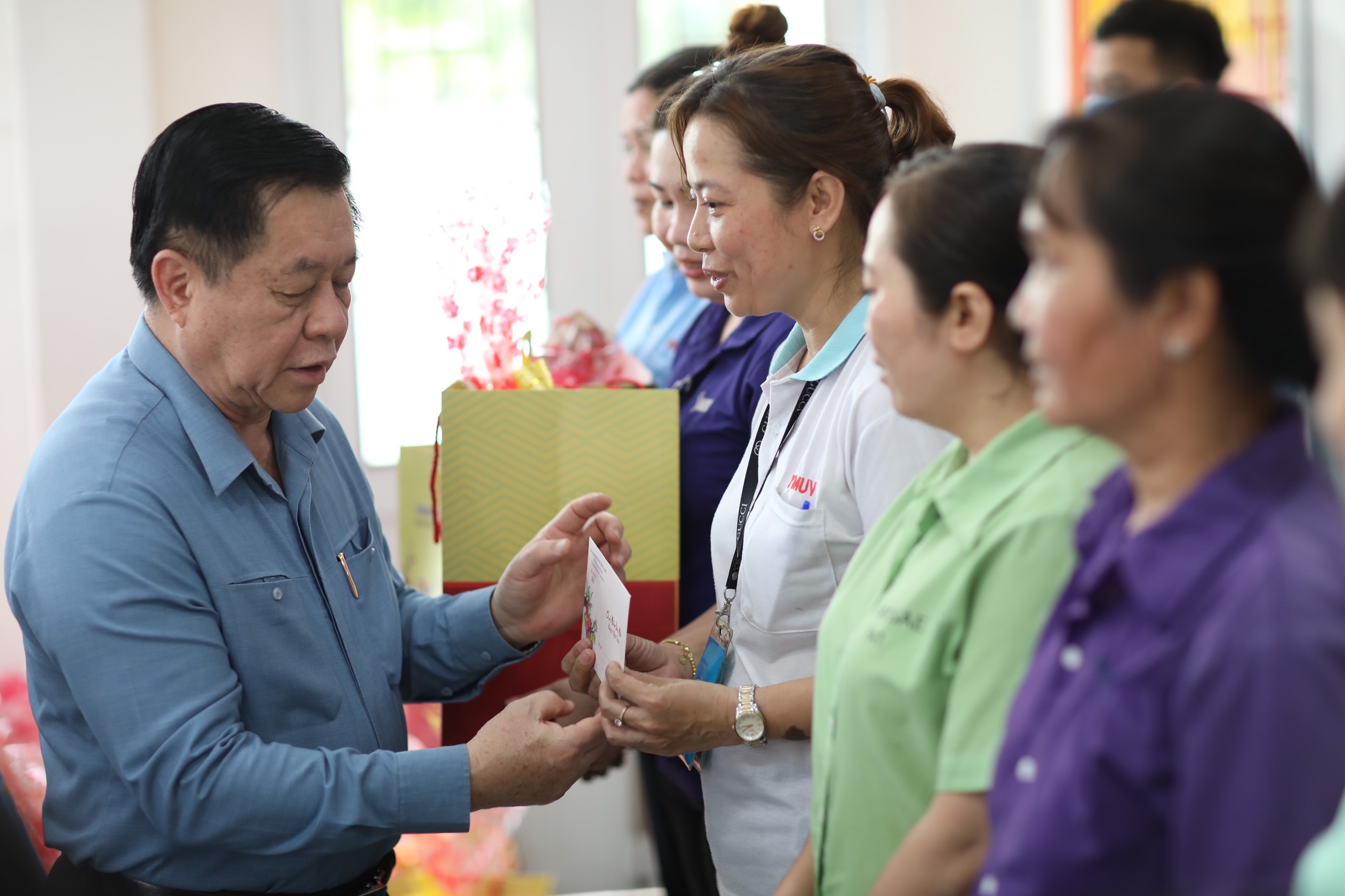 Truong ban Tuyen giao Trung uong trao nha tinh nghia o Tien Giang hinh anh