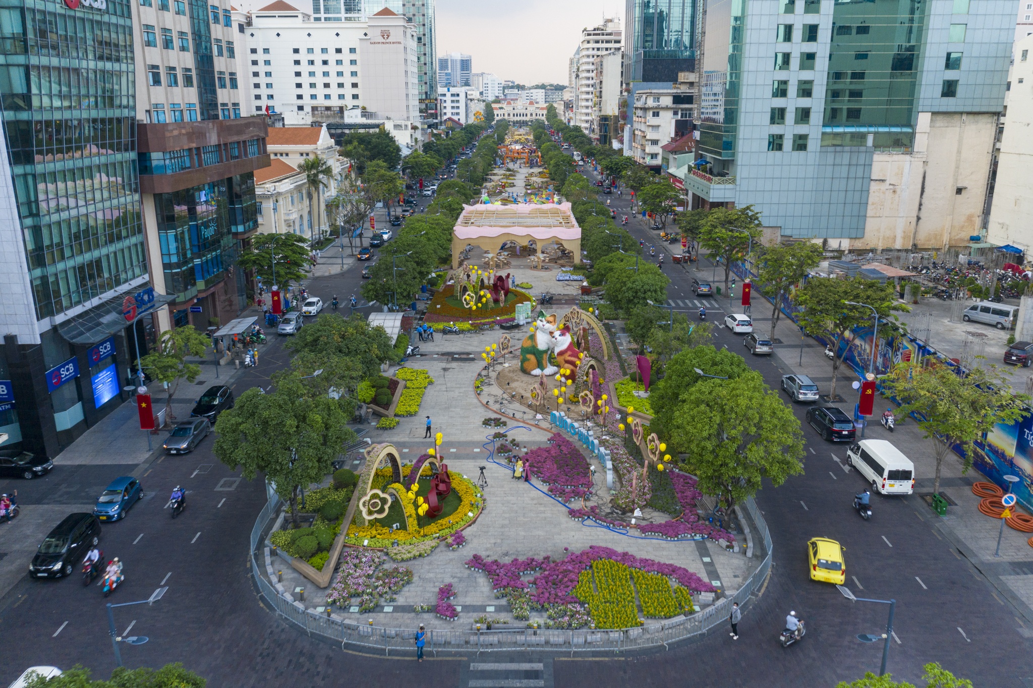 Toan canh duong hoa Nguyen Hue truoc ngay don khach hinh anh