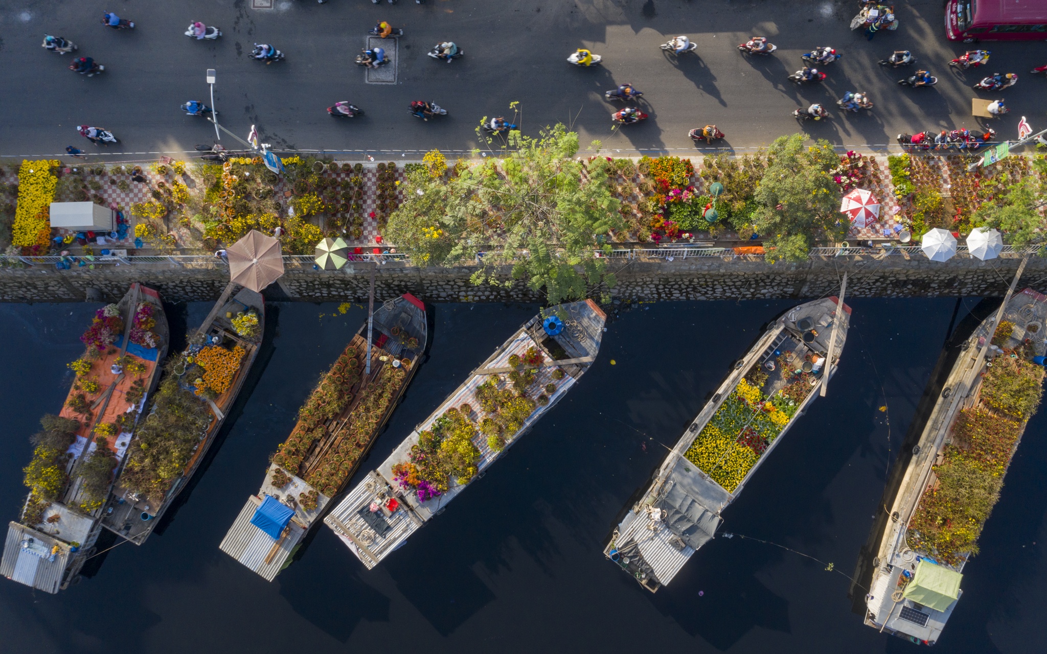 Cho hoa ben binh dong anh 1