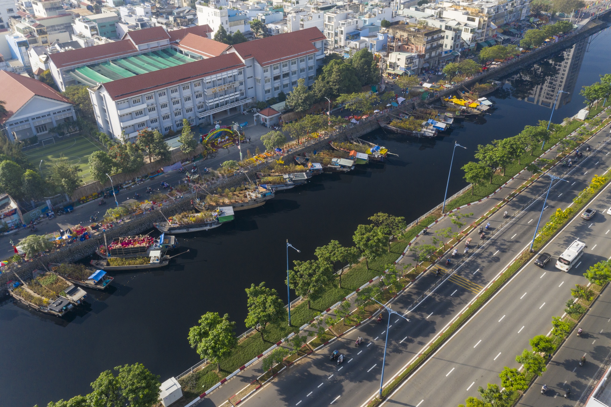 Cho hoa ben binh dong anh 12