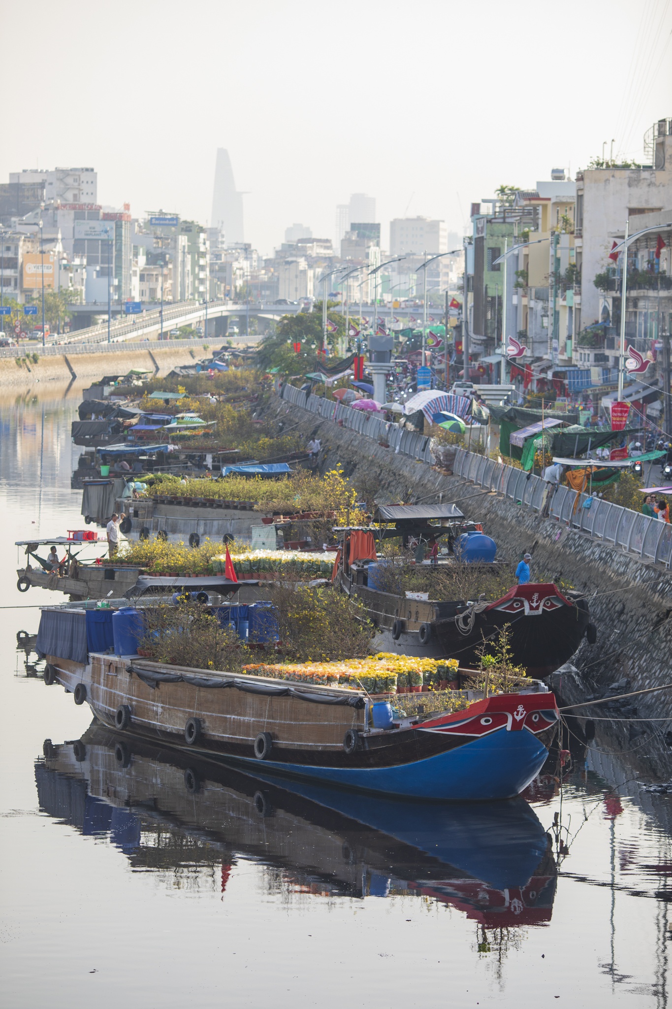 Cho hoa ben binh dong anh 2