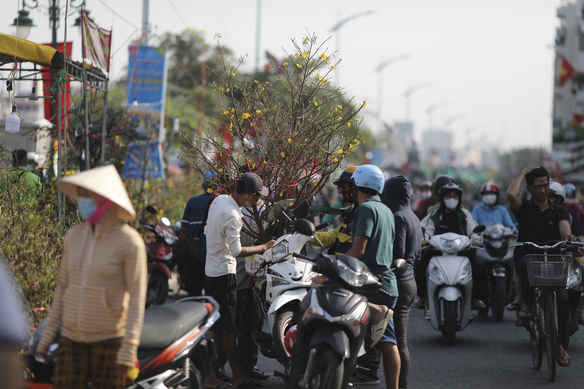 Cho hoa ben binh dong anh 4