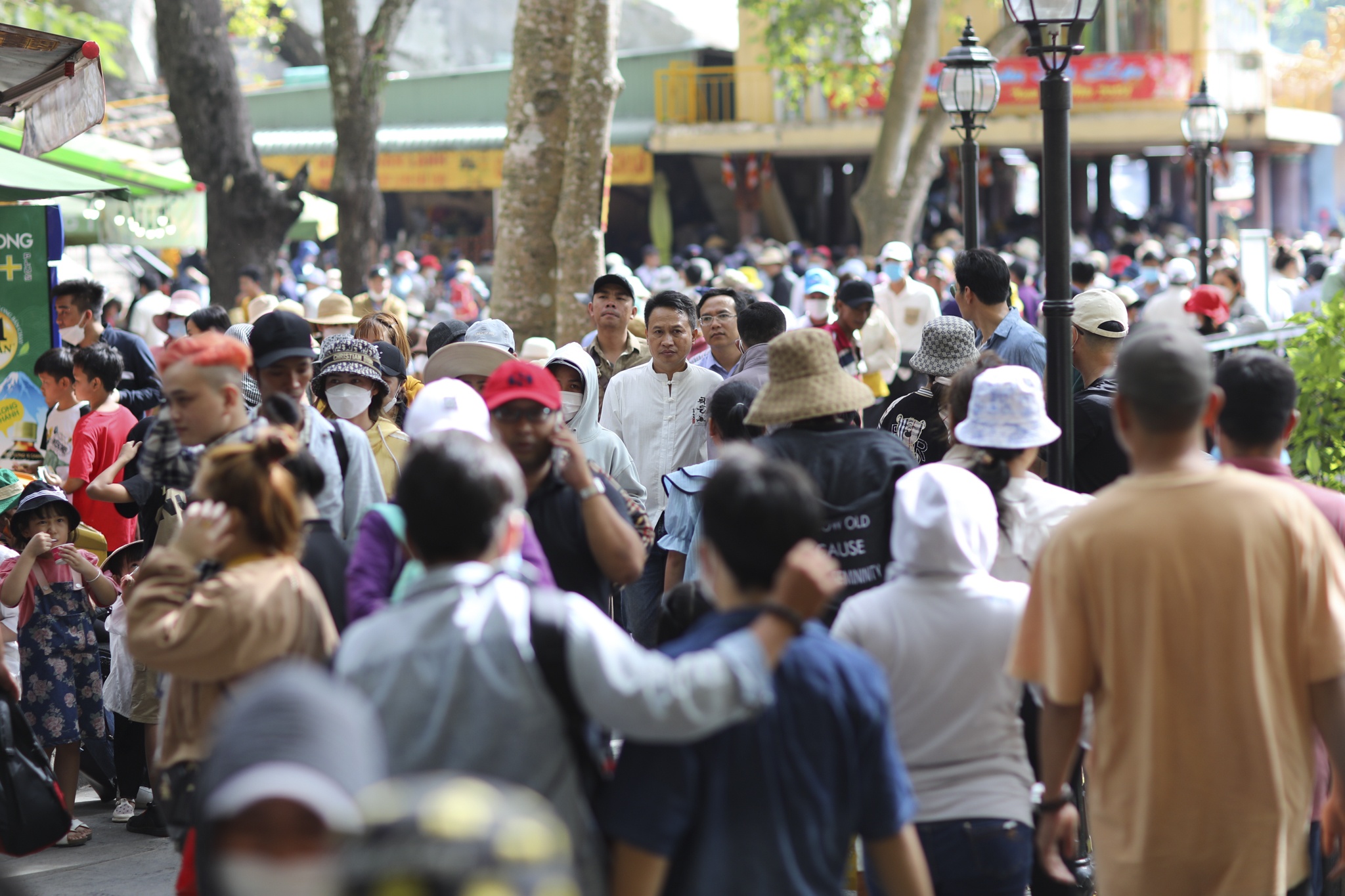 Nghin nguoi vieng chua ba anh 3