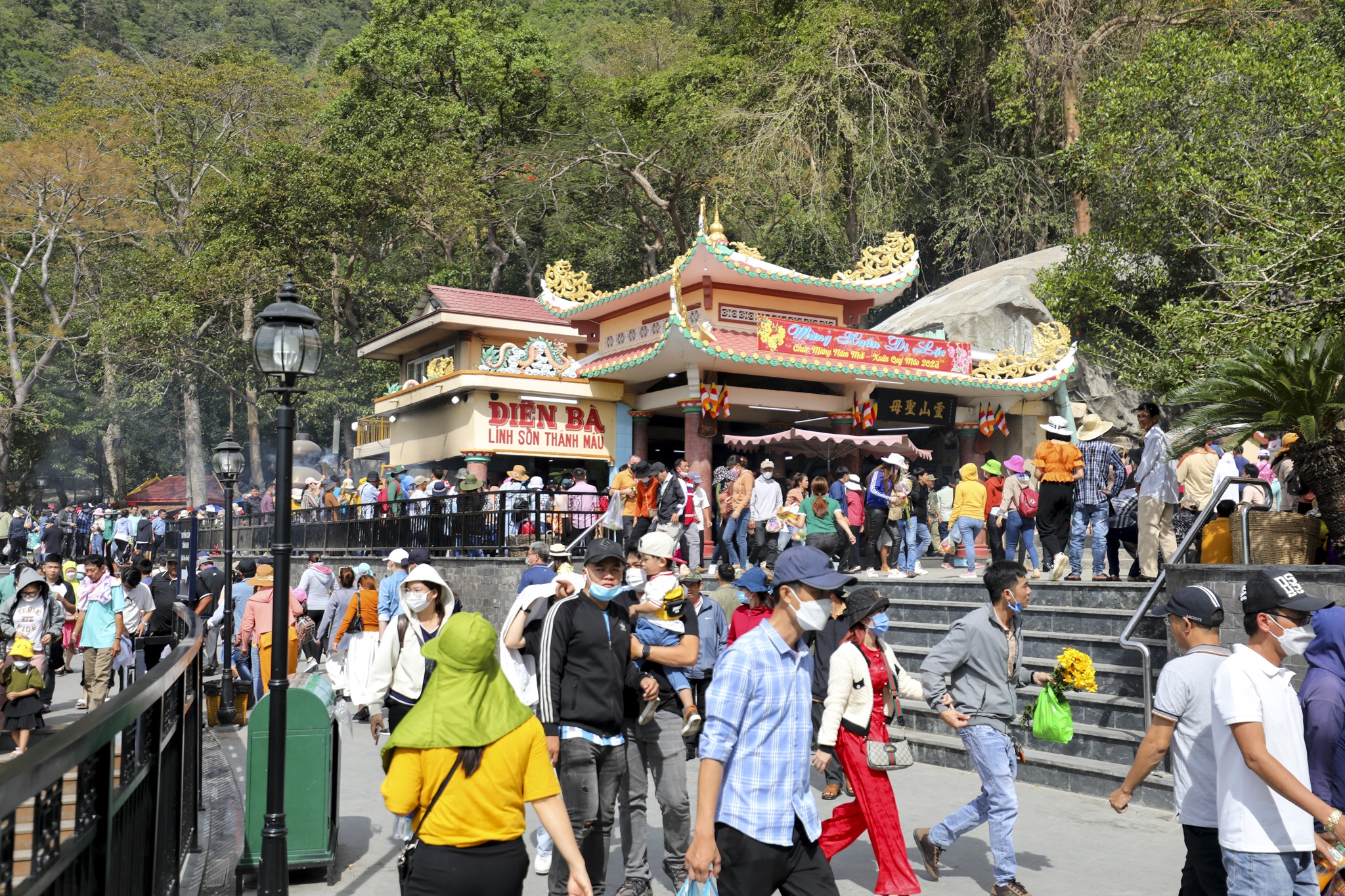 Nghin nguoi vieng chua ba anh 1