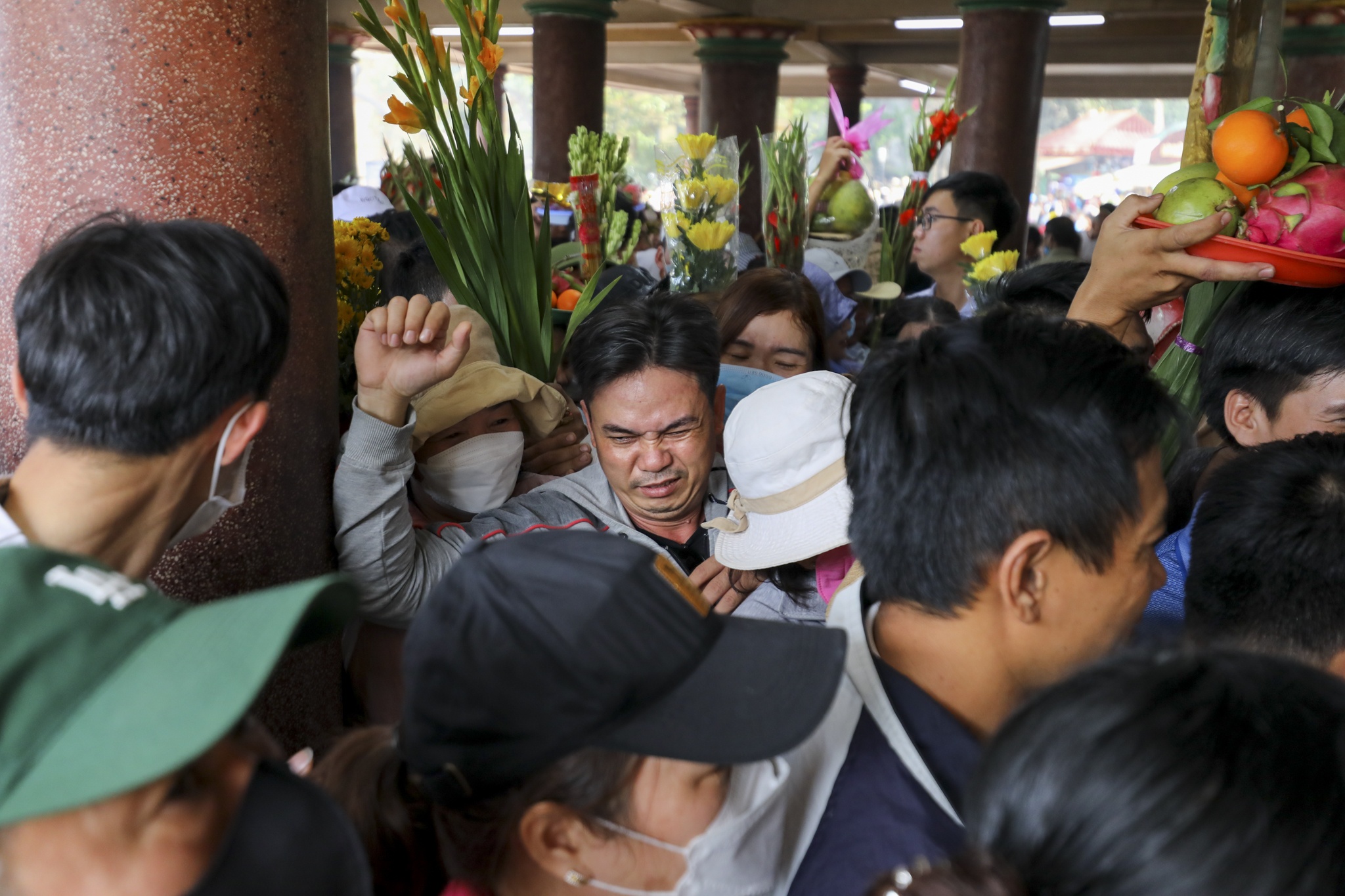 Nghin nguoi vieng chua ba anh 5